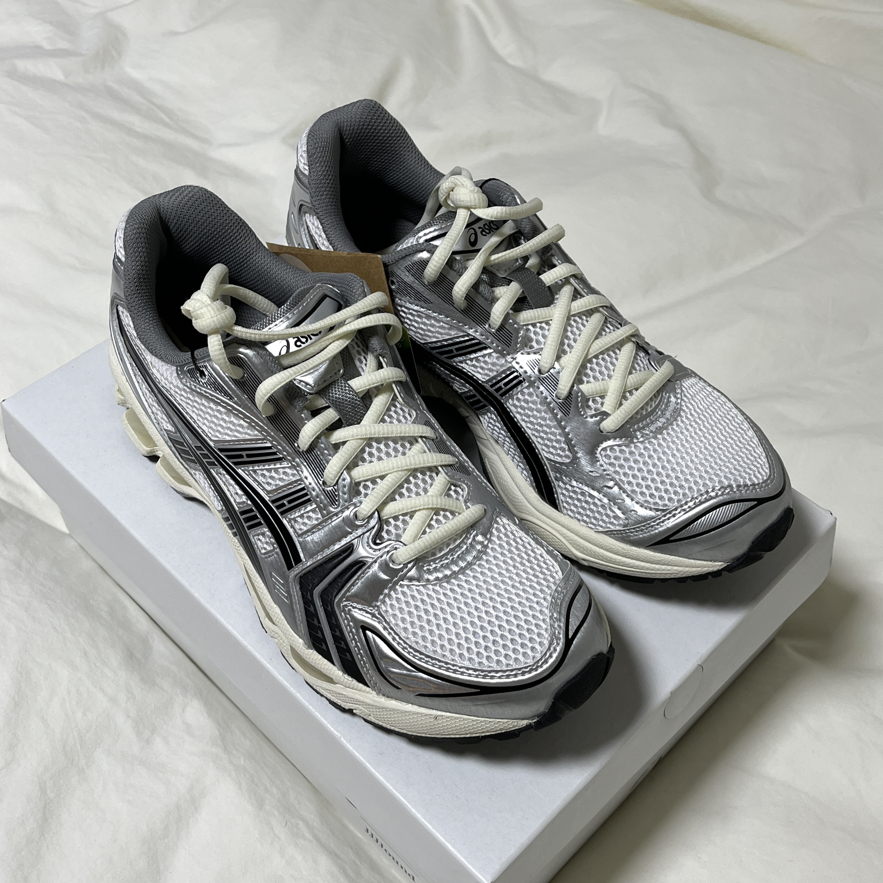 Asics x JJJJound Gel-Kayano 14 Silver Black 착용 스타일 - 3