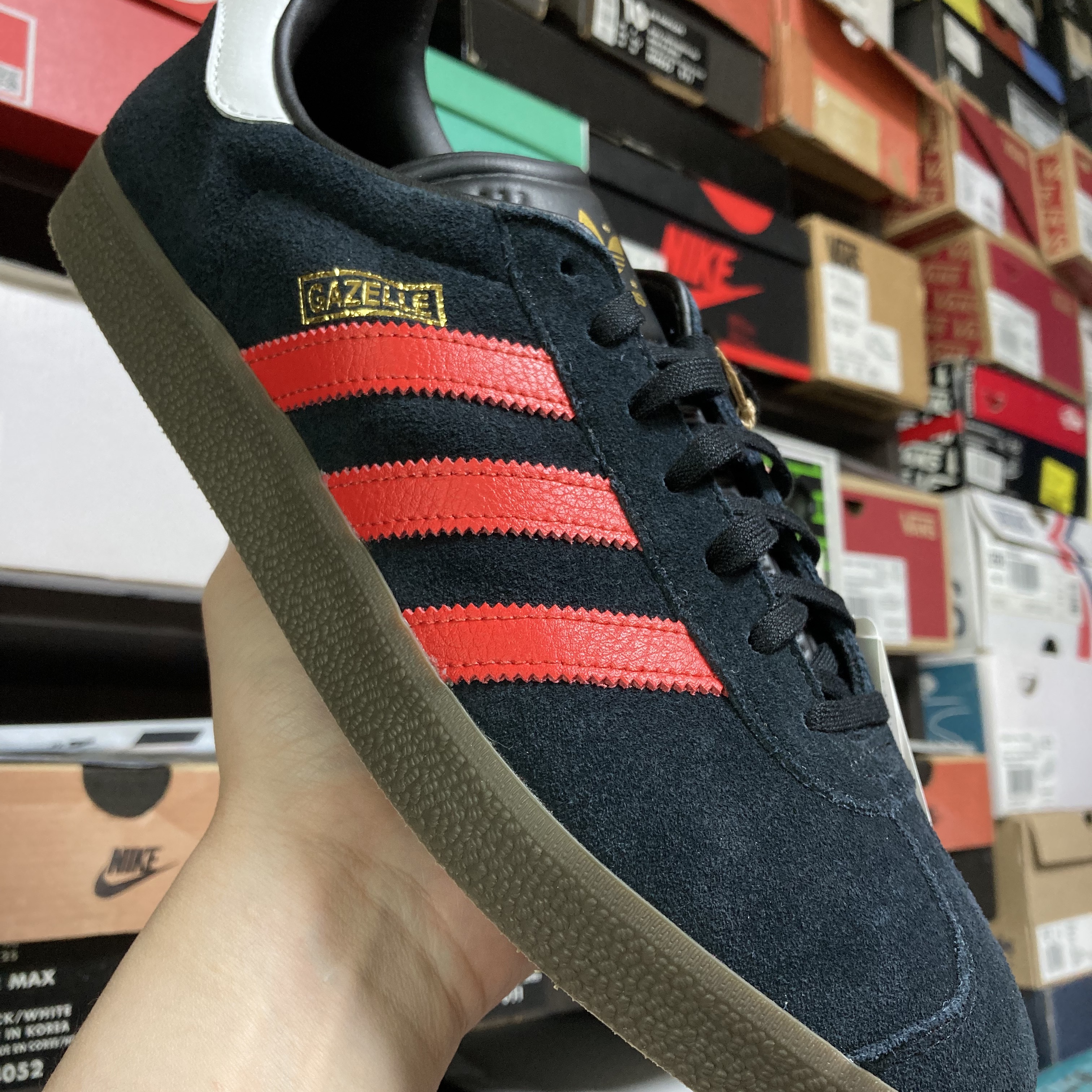 Adidas Gazelle Core Black Red 착용 스타일 - 2