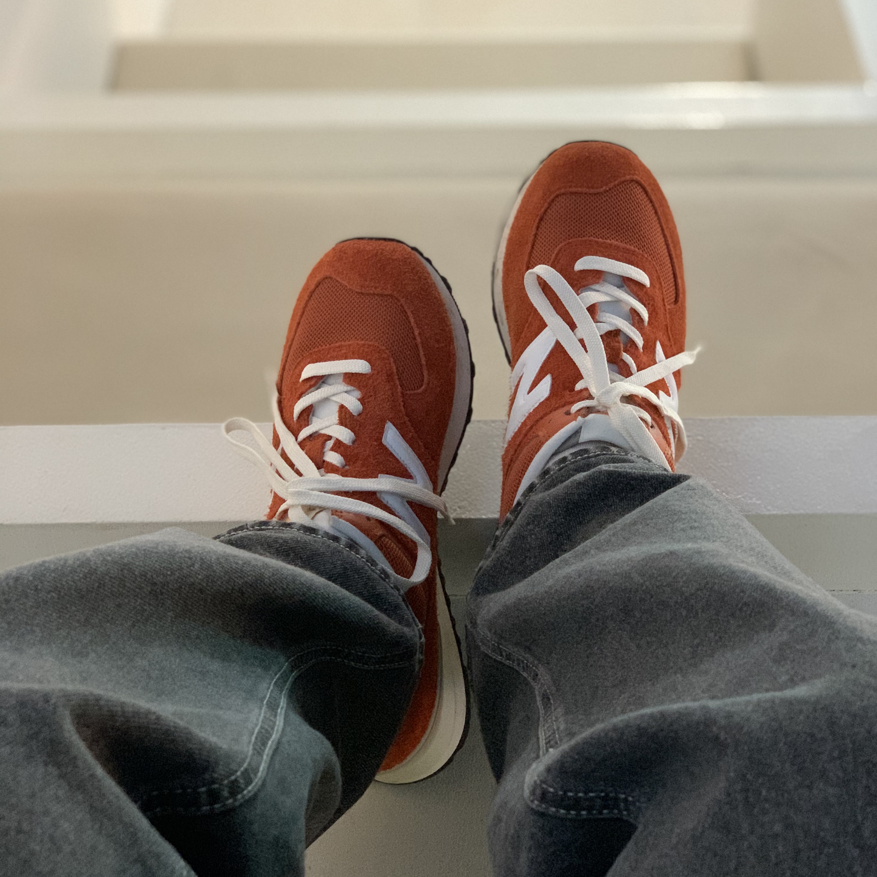 New Balance 574 Heritage Orange Burst White 착용 스타일