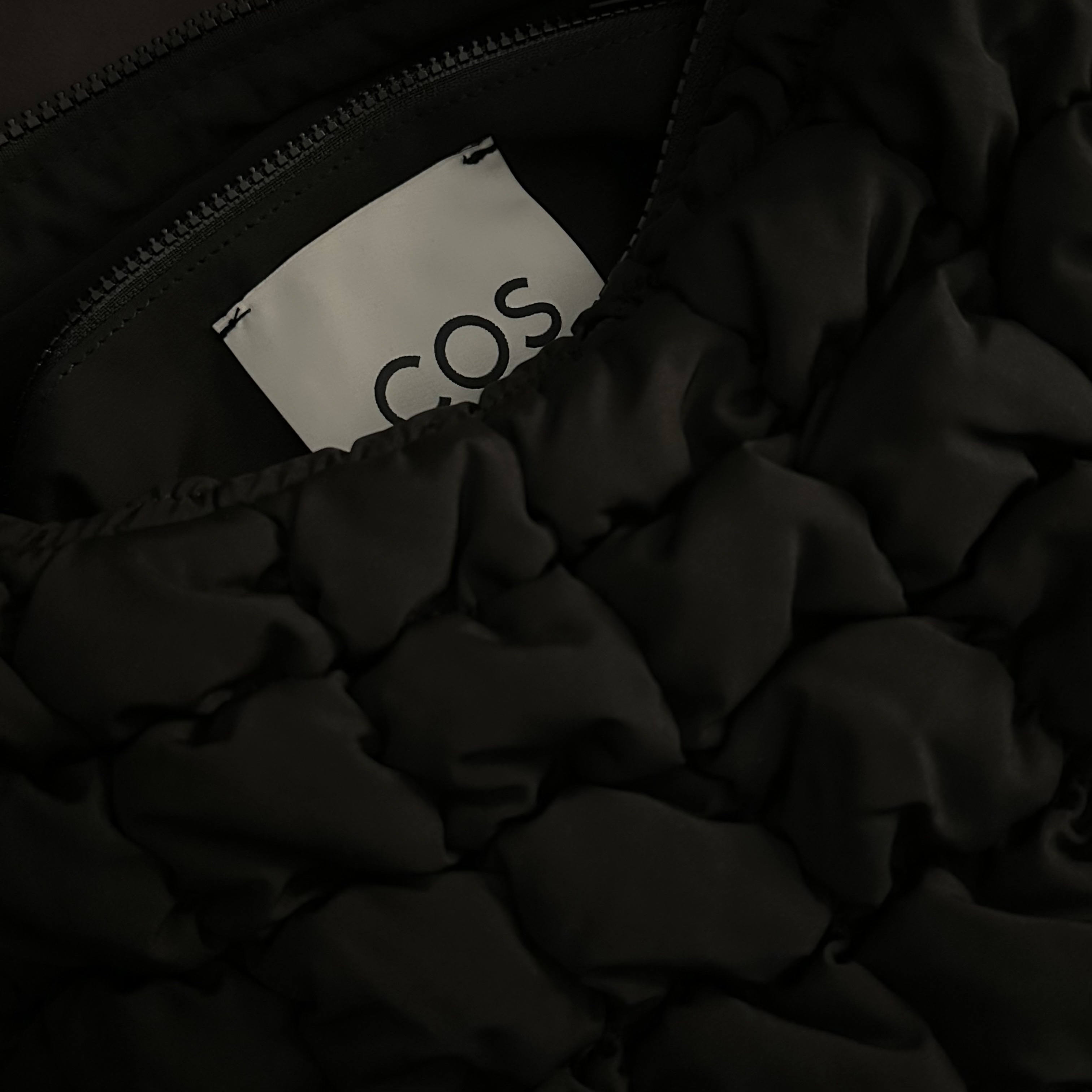COS Quilted Mini Bag Black 착용 스타일