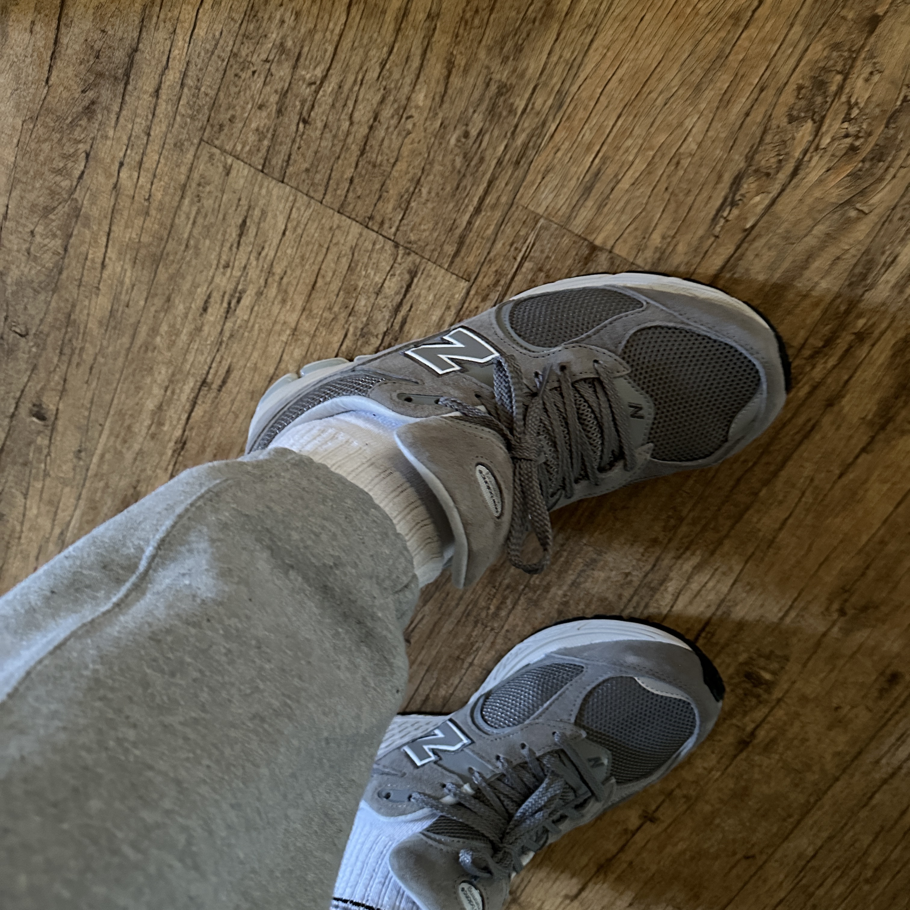 New Balance 2002R Grey 착용 스타일