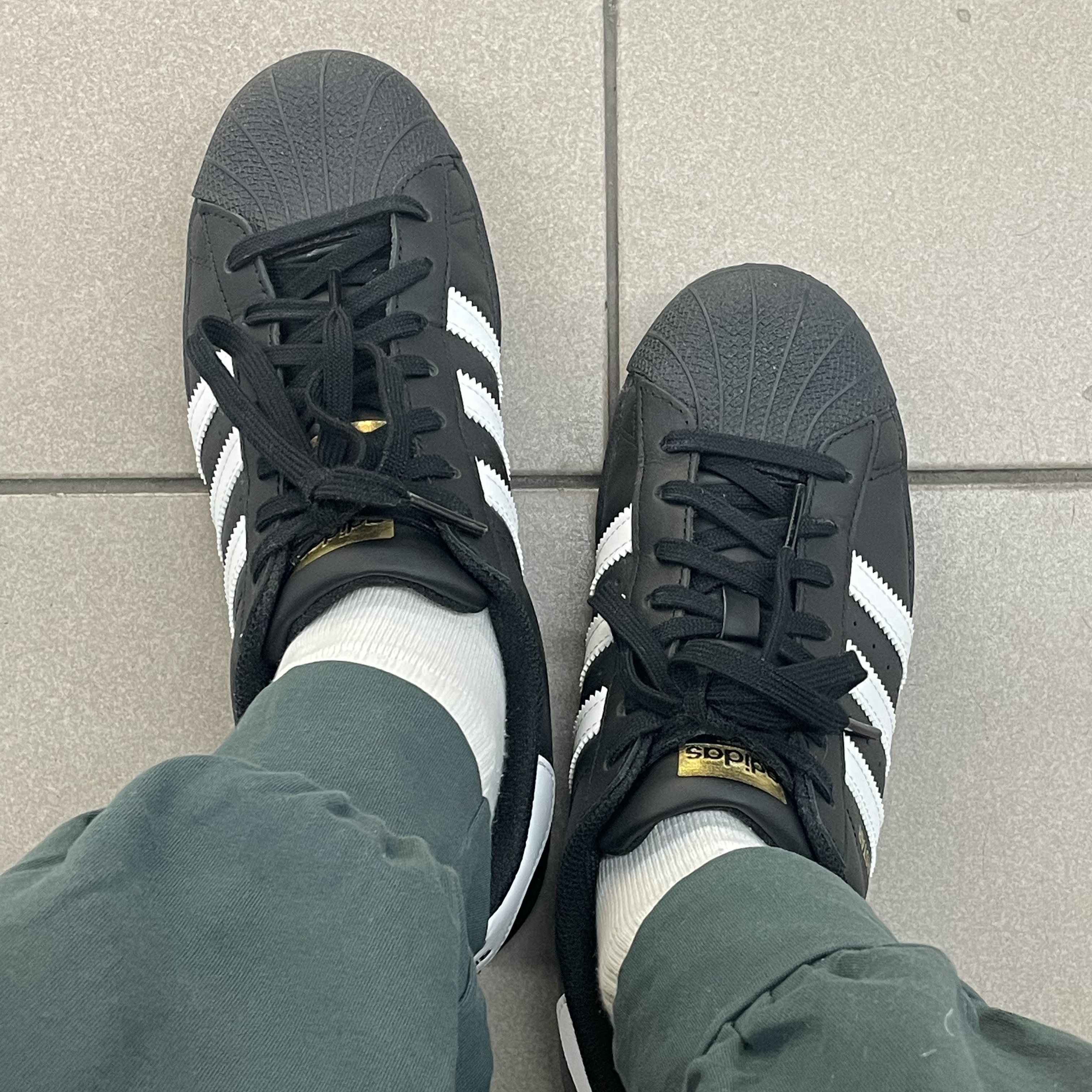 Adidas Superstar Core Black White 착용 스타일