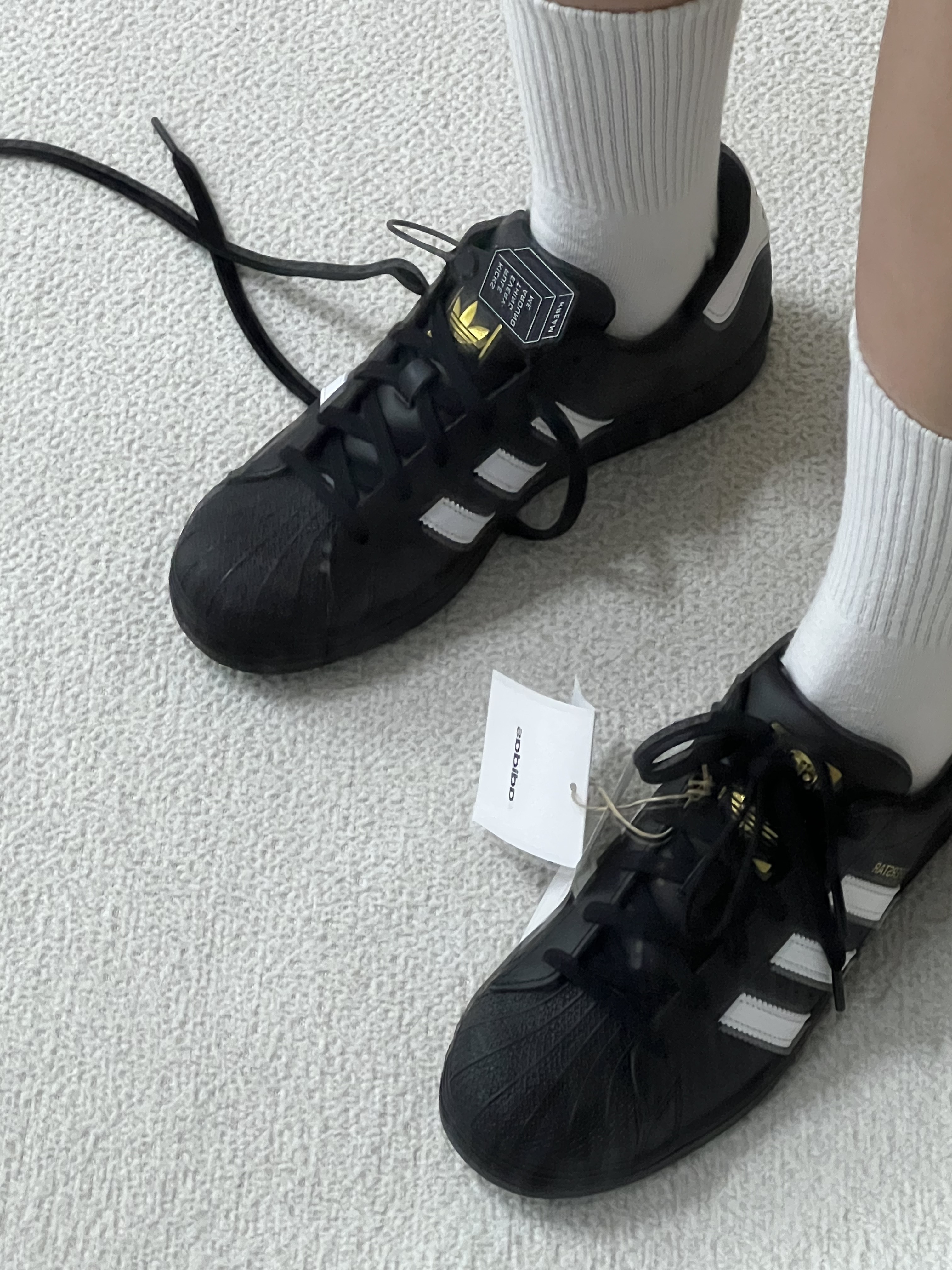 Adidas Superstar Core Black White 착용 스타일