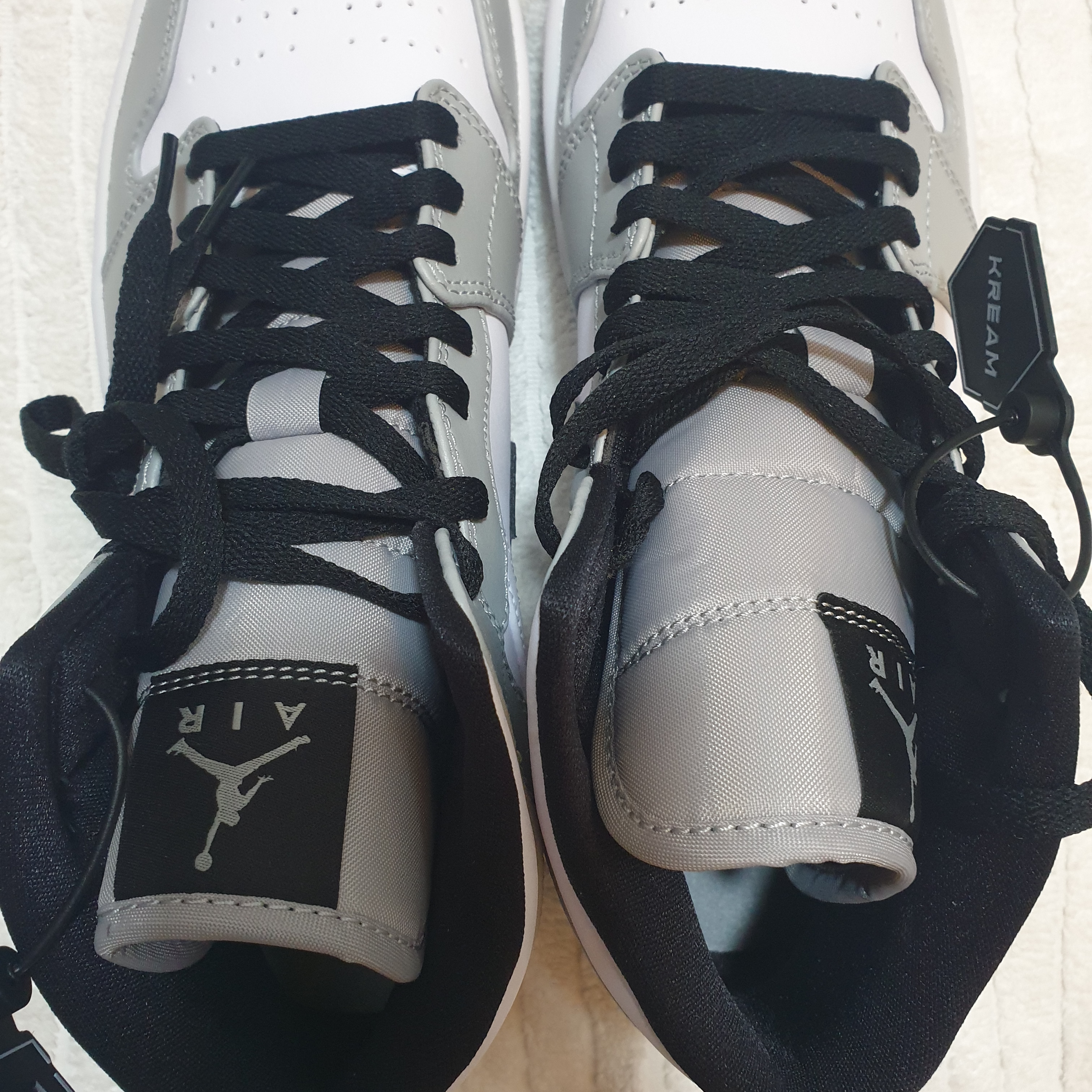 Jordan 1 Mid Light Smoke Grey 착용 스타일