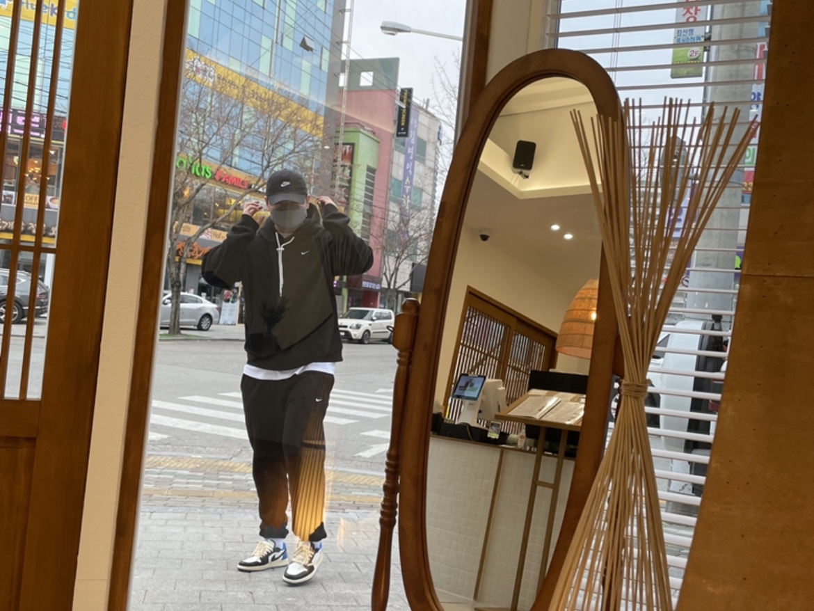 Jordan 1 x Travis Scott x Fragment Retro Low OG SP Military Blue, Nike NRG Solo Swoosh Fleece Hoodie Black White - US/EU 착용 스타일