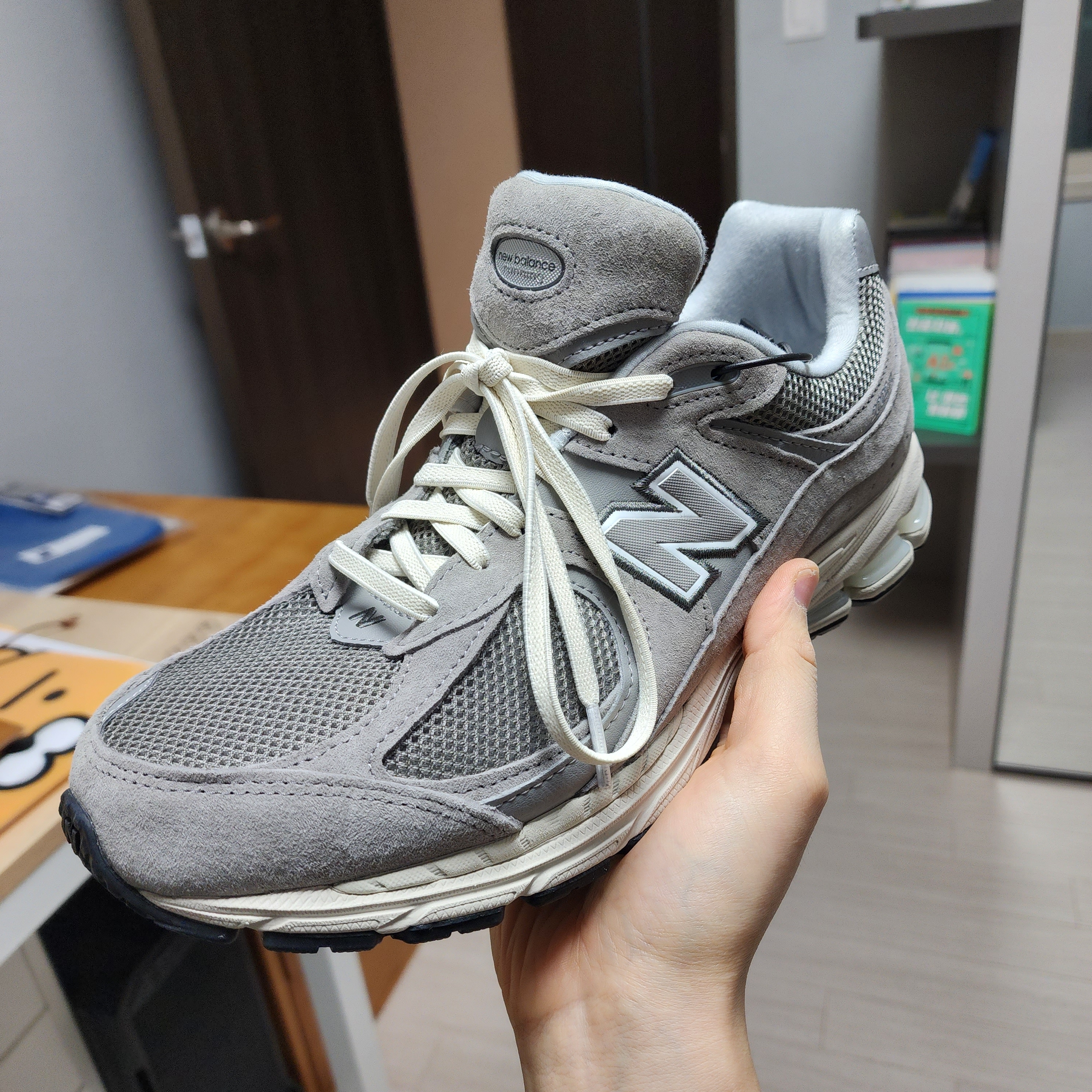 New Balance 2002R Grey 착용 스타일 - 1