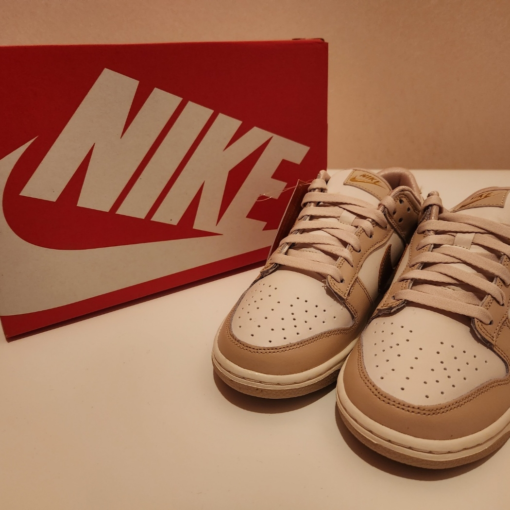 (W) Nike Dunk Low Sanddrift Metallic Gold 착용 스타일 - 1