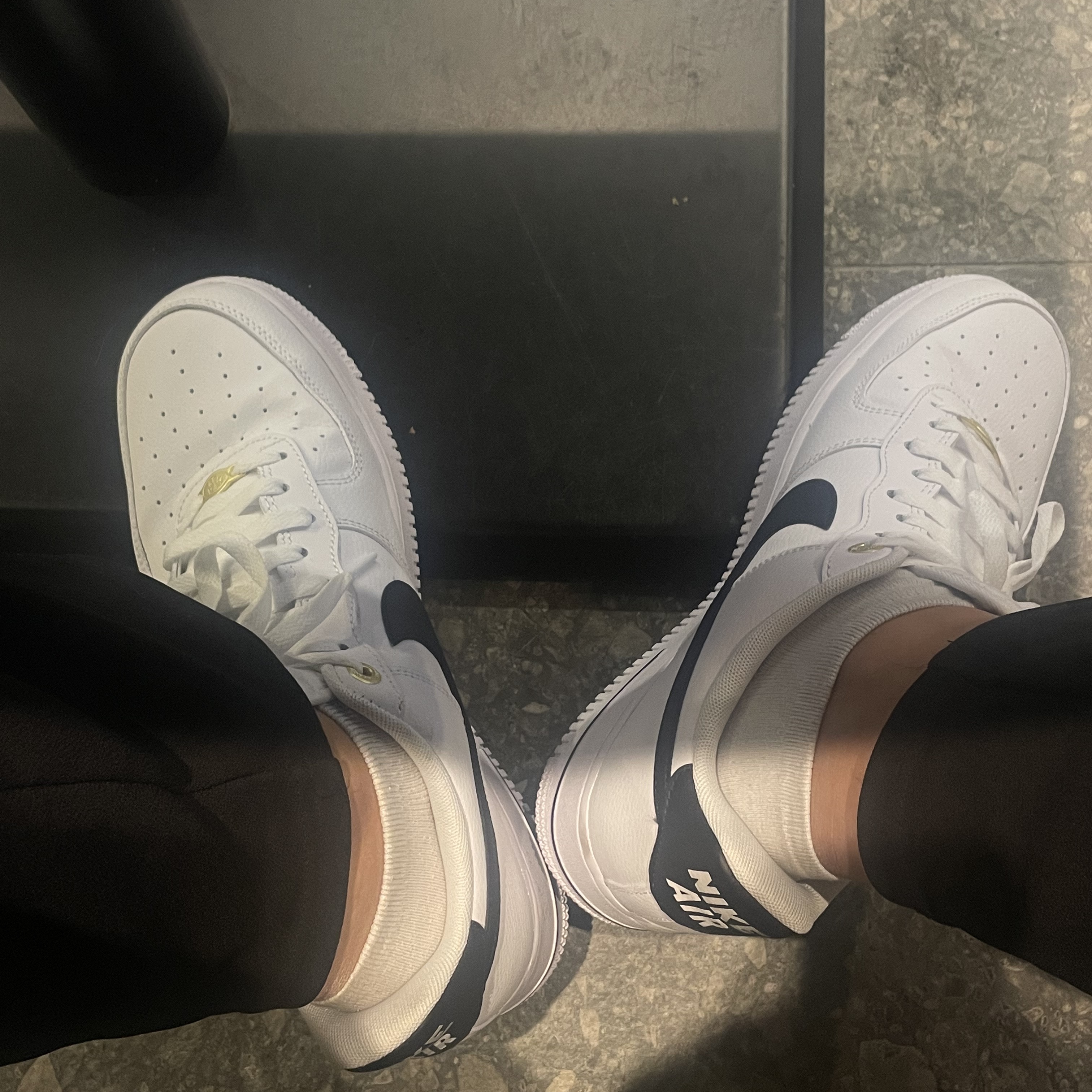 Nike Air Force 1 '07 LV8 40th Anniversary Join Forces White Black 착용 스타일 - 3