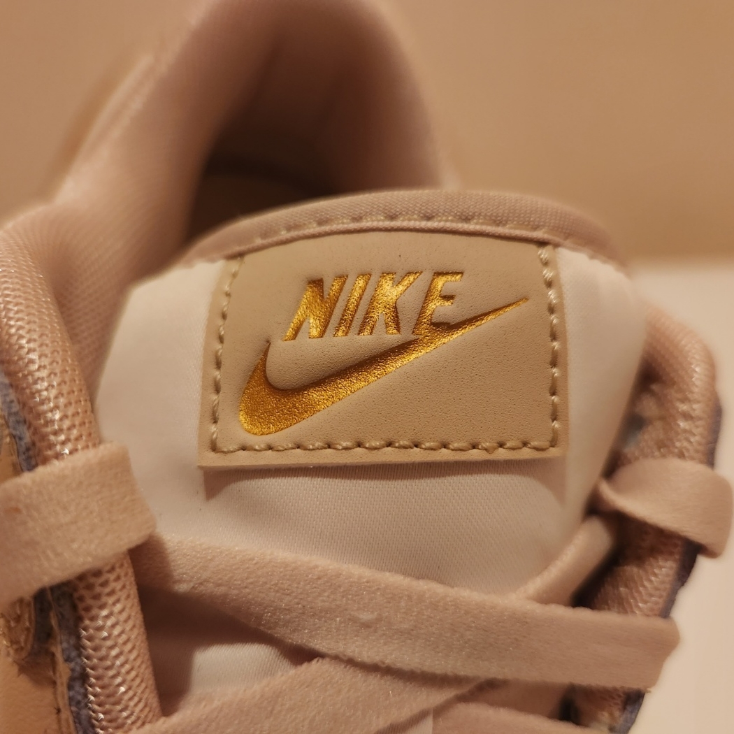 (W) Nike Dunk Low Sanddrift Metallic Gold 착용 스타일 - 4
