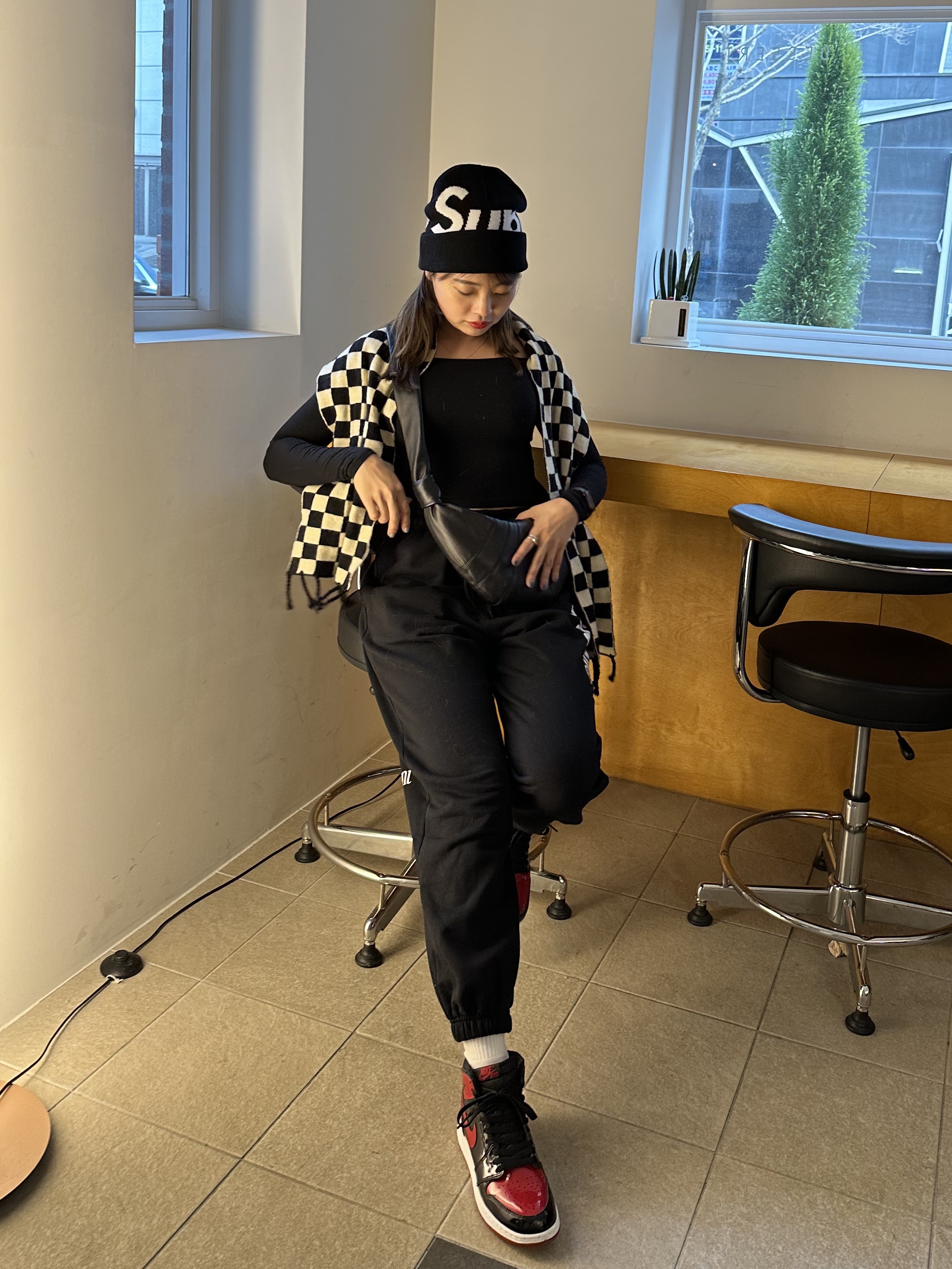 Lemaire Small Croissant Bag Soft Nappa Leather Black, Jordan 1 Retro High OG Patent Bred 착용 스타일 - 3