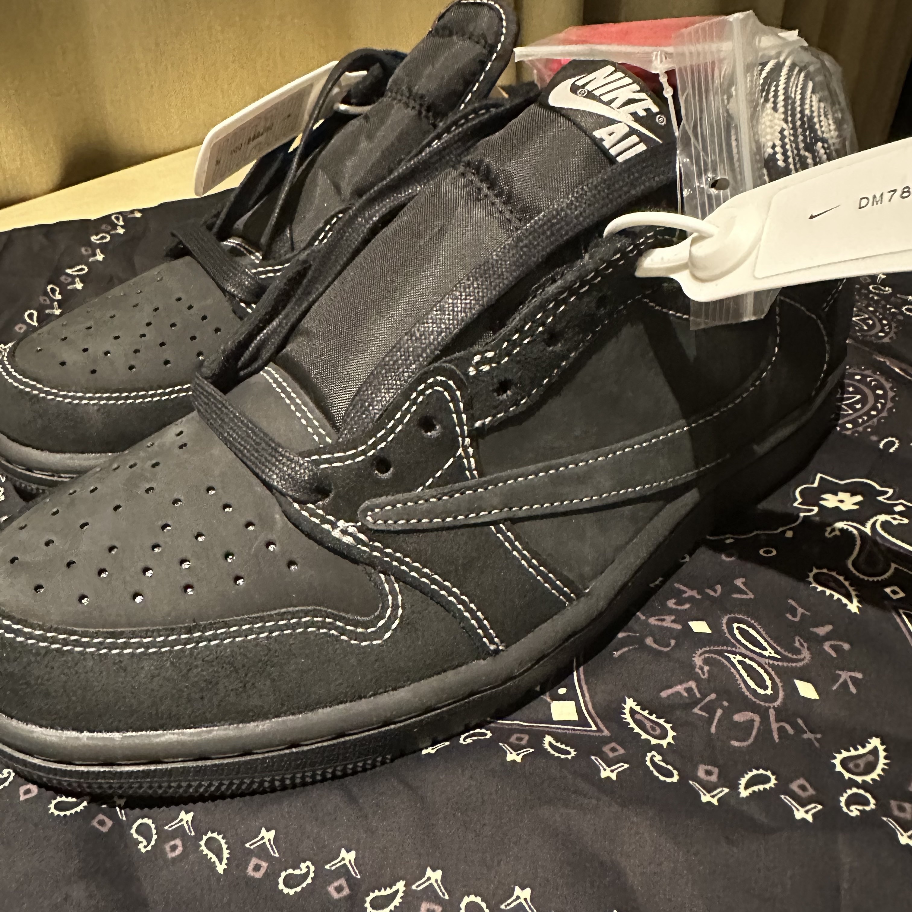 Jordan 1 x Travis Scott Retro Low OG SP Black Phantom 착용 스타일 - 5