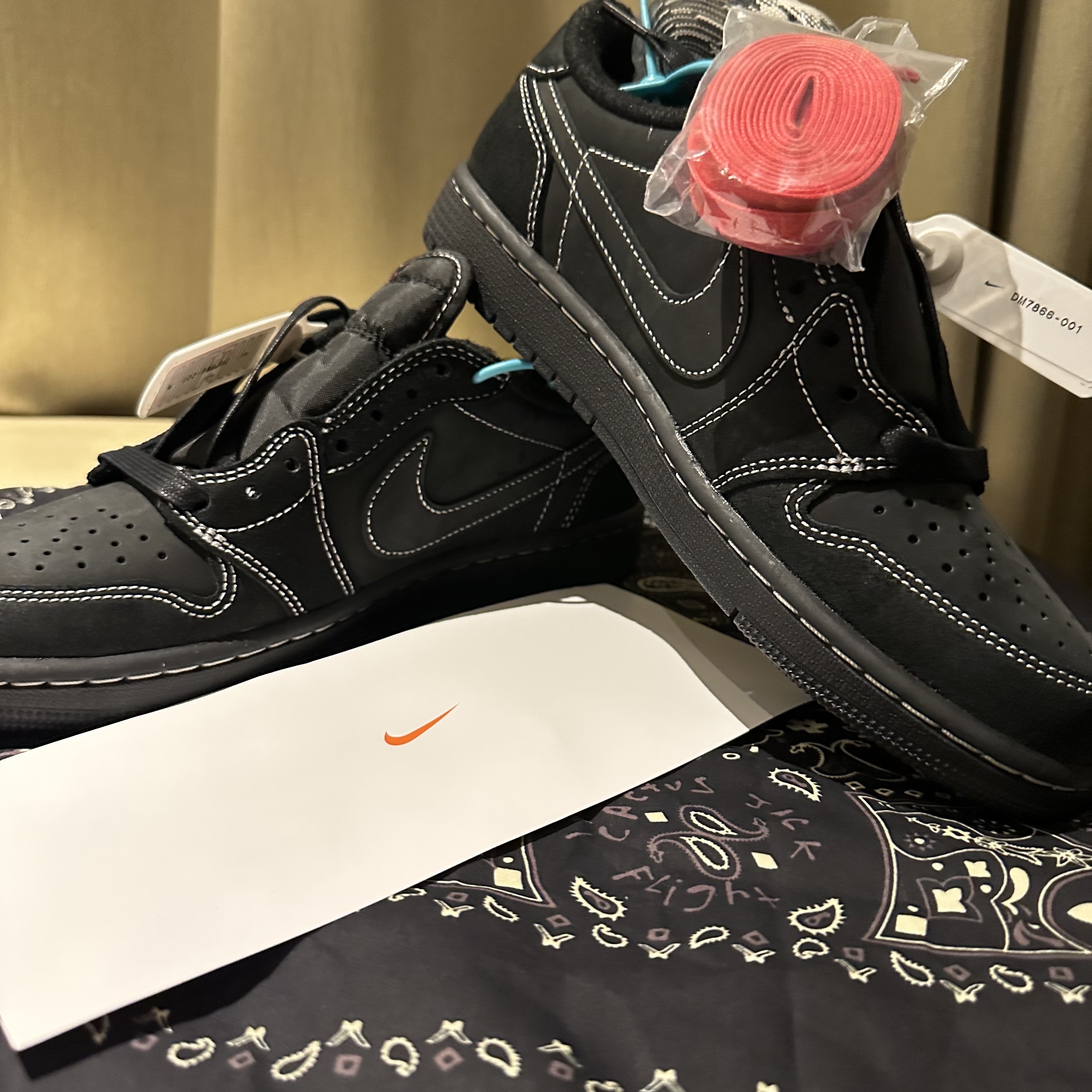Jordan 1 x Travis Scott Retro Low OG SP Black Phantom 착용 스타일 - 2