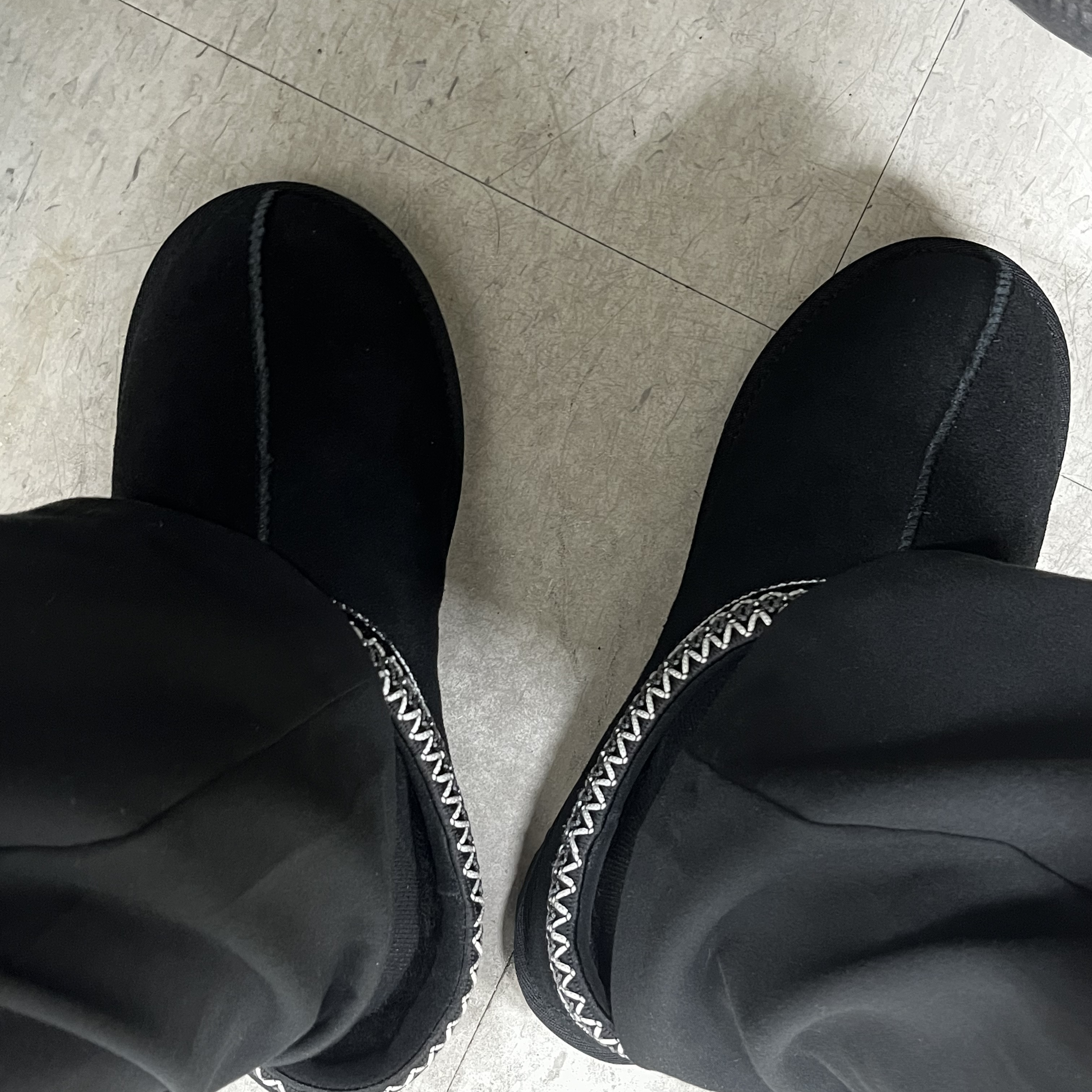 UGG Tasman Black 착용 스타일