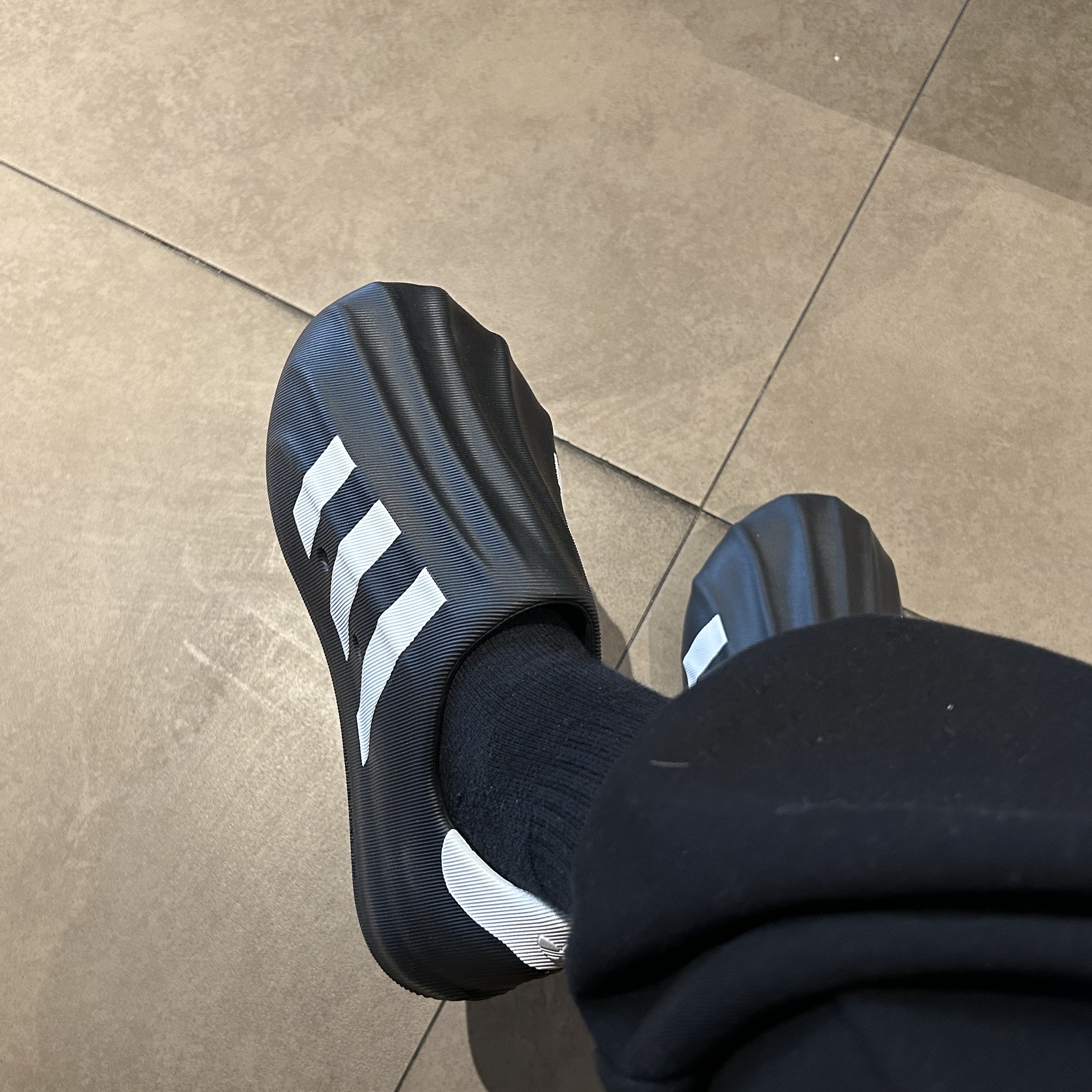 Adidas Adifom Superstar Core Black Cloud White 착용 스타일 - 1