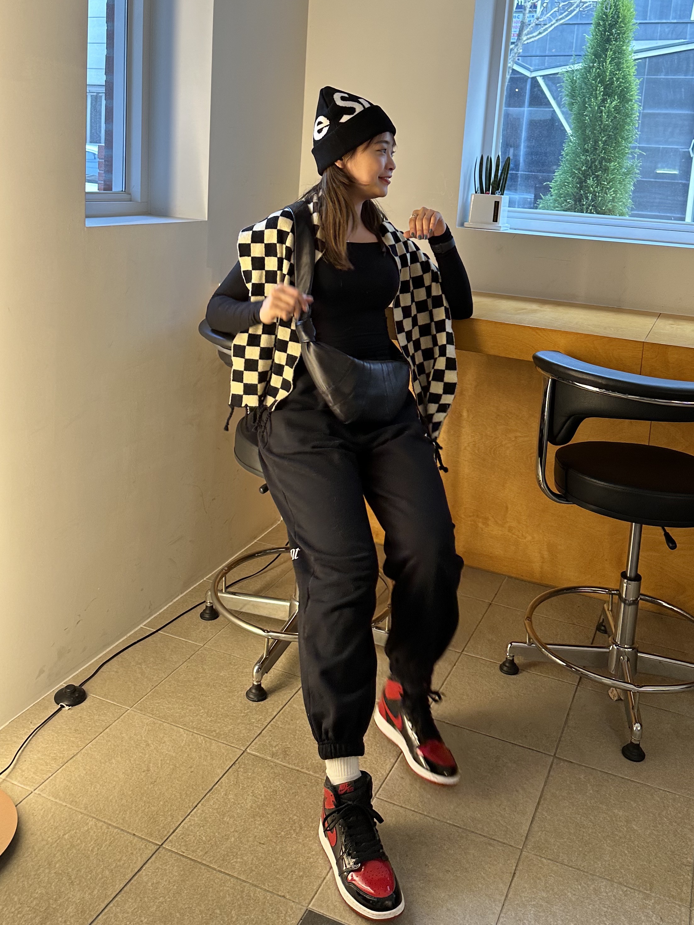 Lemaire Small Croissant Bag Soft Nappa Leather Black, Jordan 1 Retro High OG Patent Bred 착용 스타일 - 2