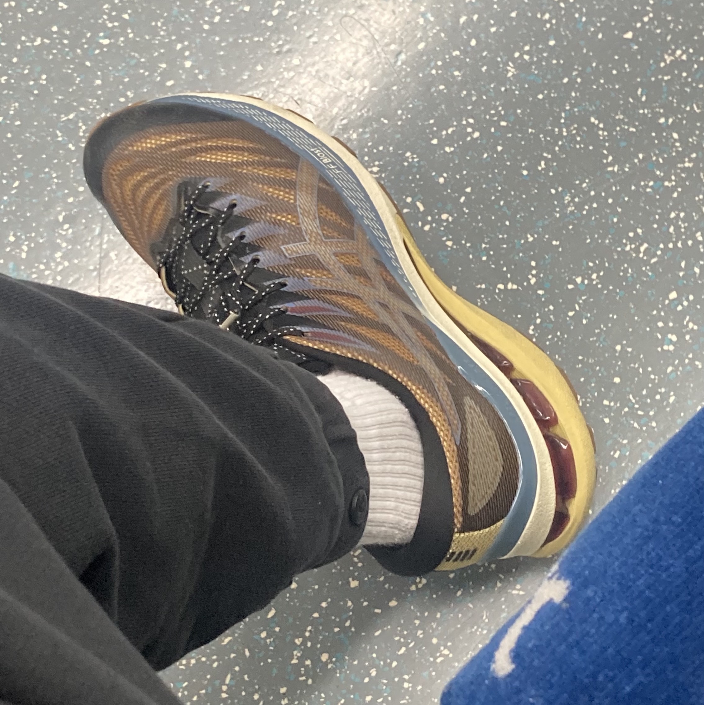 (W) Asics FN3-S Gel-Kayano 28 Anthracite Antique Gold 착용 스타일 - 1