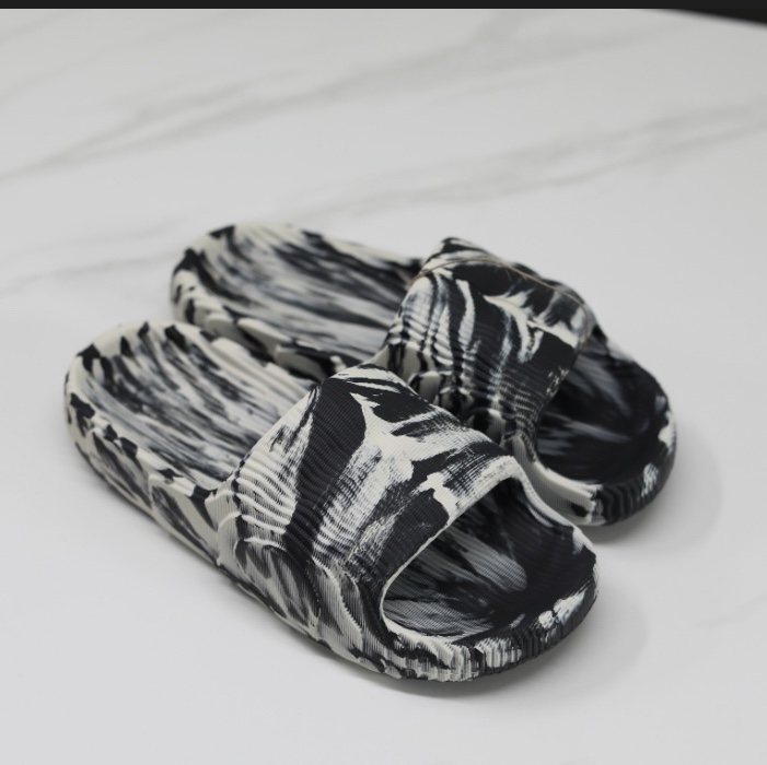 Adidas Adilette 22 Carbon Aluminium 착용 스타일