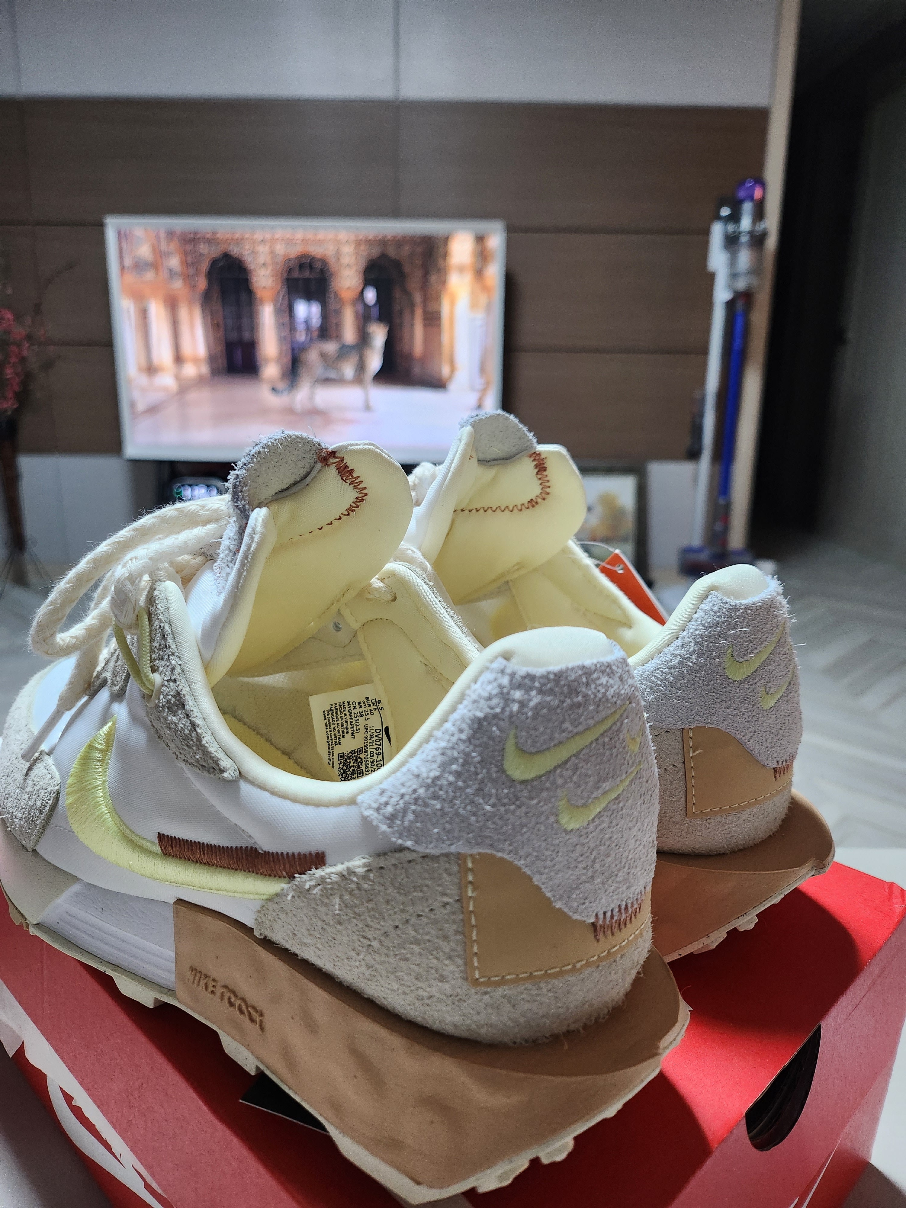 (W) Nike Fontanka Waffle Barely Volt 착용 스타일 - 3