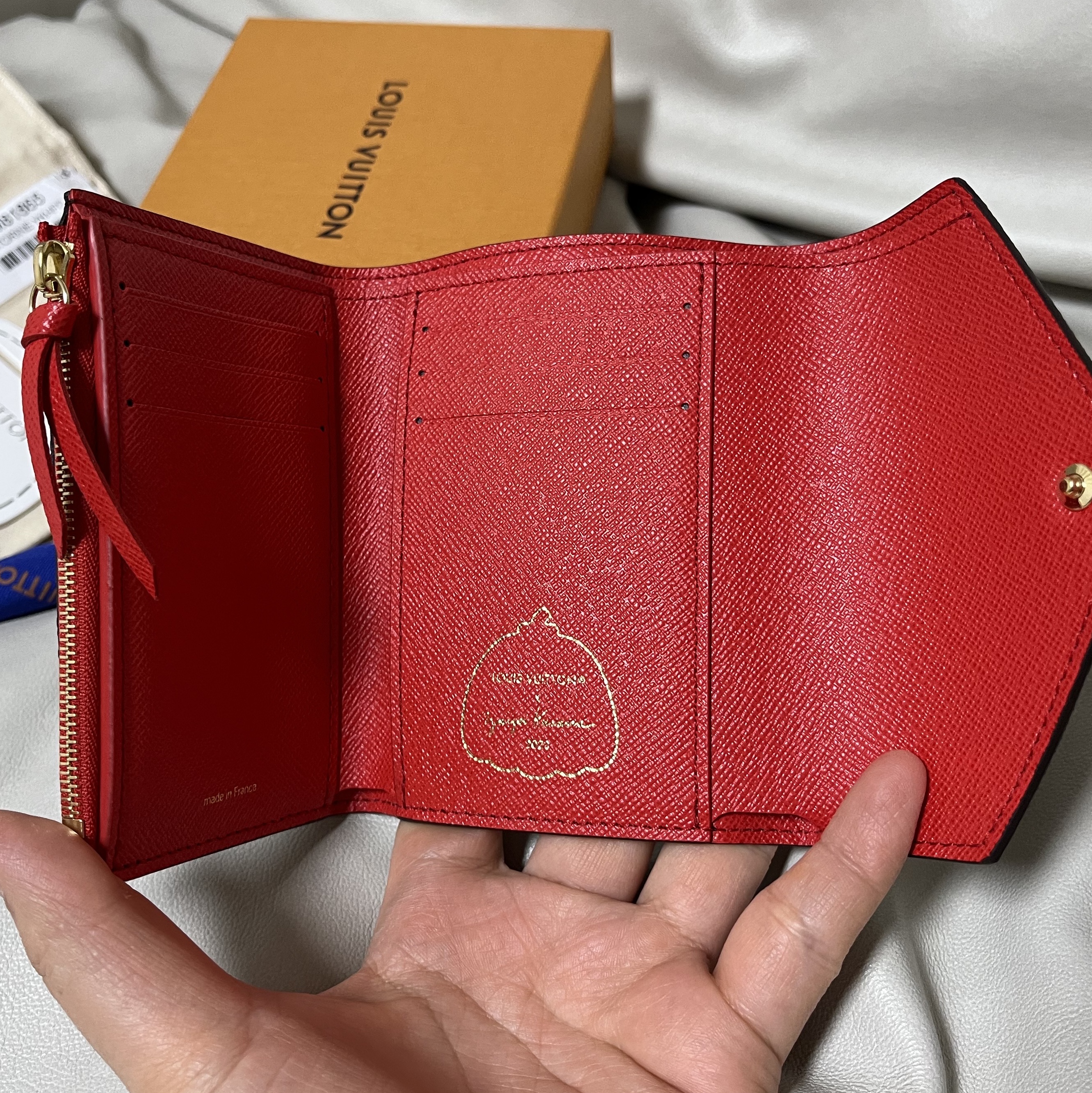 Louis Vuitton x YK Victorine Wallet Dots Print Monogram, Louis Vuitton Zoe Wallet Monogram and Monogram Reversed 착용 스타일 - 5