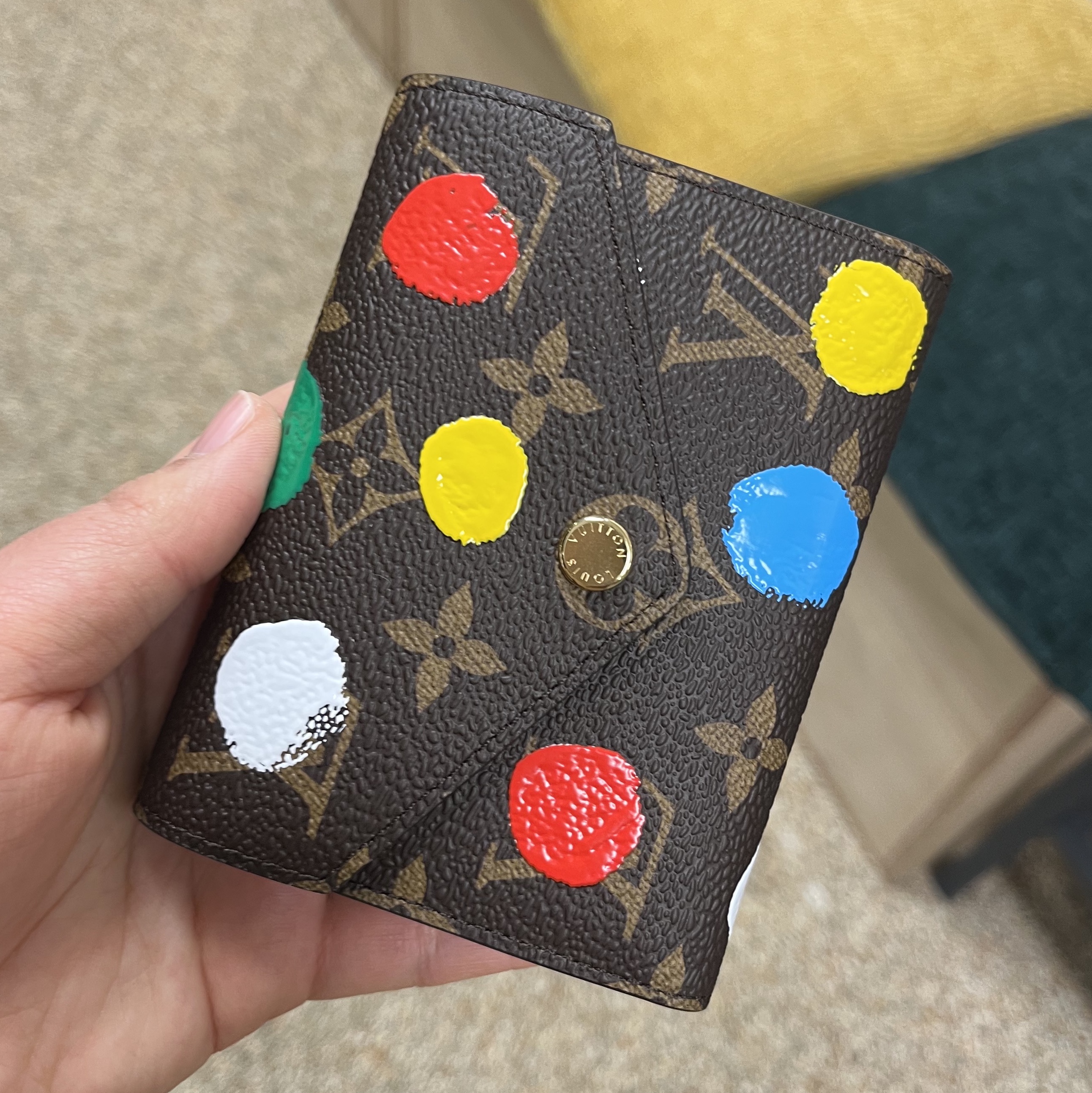 Louis Vuitton x YK Victorine Wallet Dots Print Monogram, Louis Vuitton Zoe Wallet Monogram and Monogram Reversed 착용 스타일 - 1