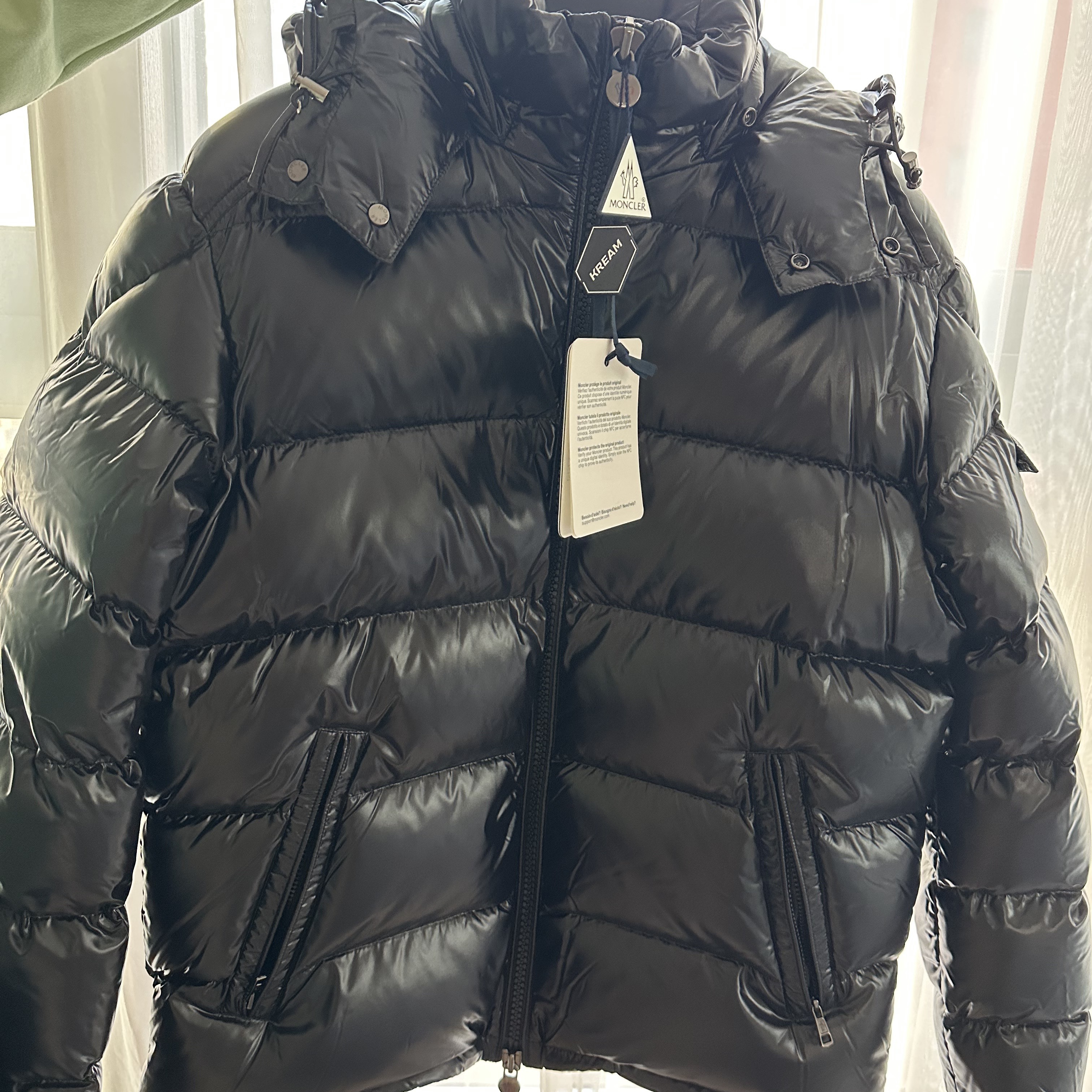 Moncler Maya Short Down Jacket Black - 22FW 착용 스타일 - 1