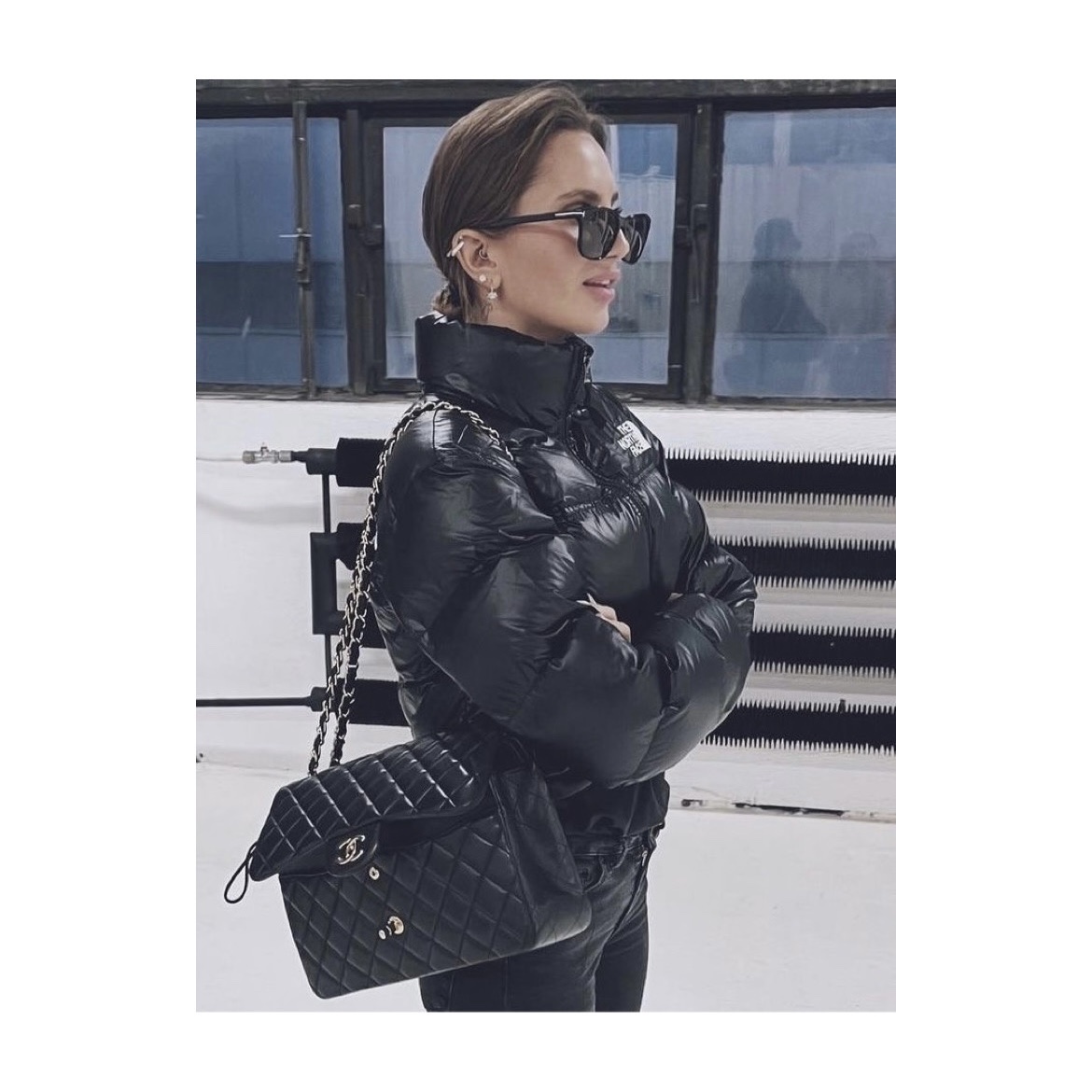 (W) The North Face Nuptse Short Jacket TNF Black, Chanel Medium Classic Handbag Grained Calfskin & Gold Black 착용 스타일 - 1