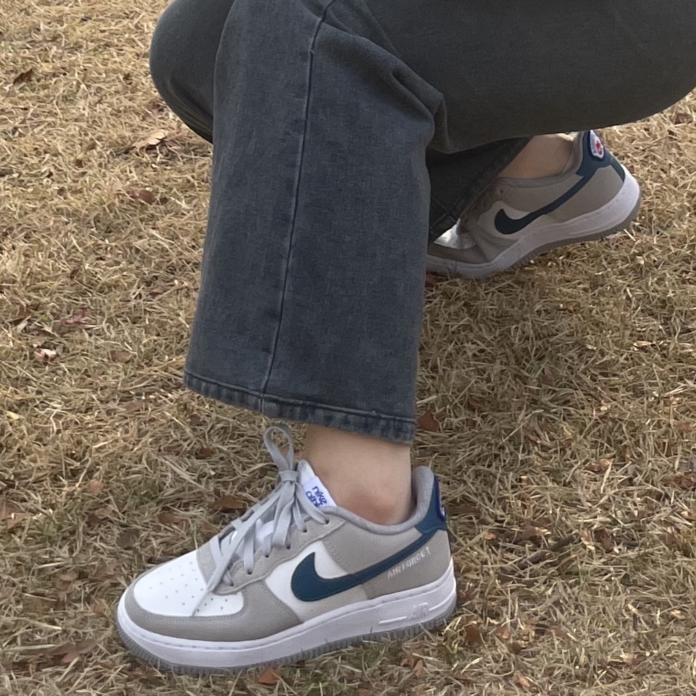 (GS) Nike Air Force 1 LV8 Athletic Club Light Smoke Grey Marina 착용 스타일