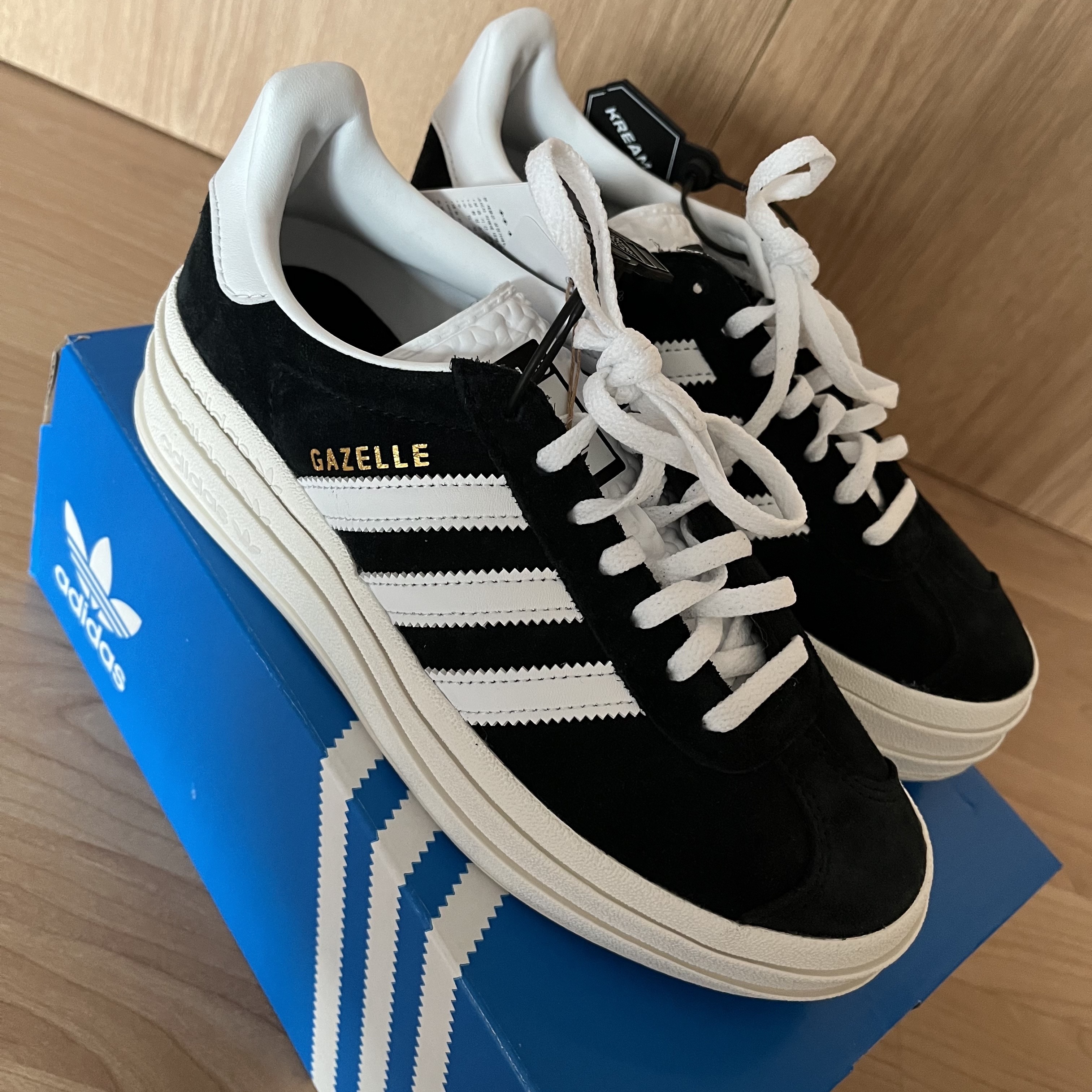 (W) Adidas Gazelle Bold Core Black Cloud White 착용 스타일
