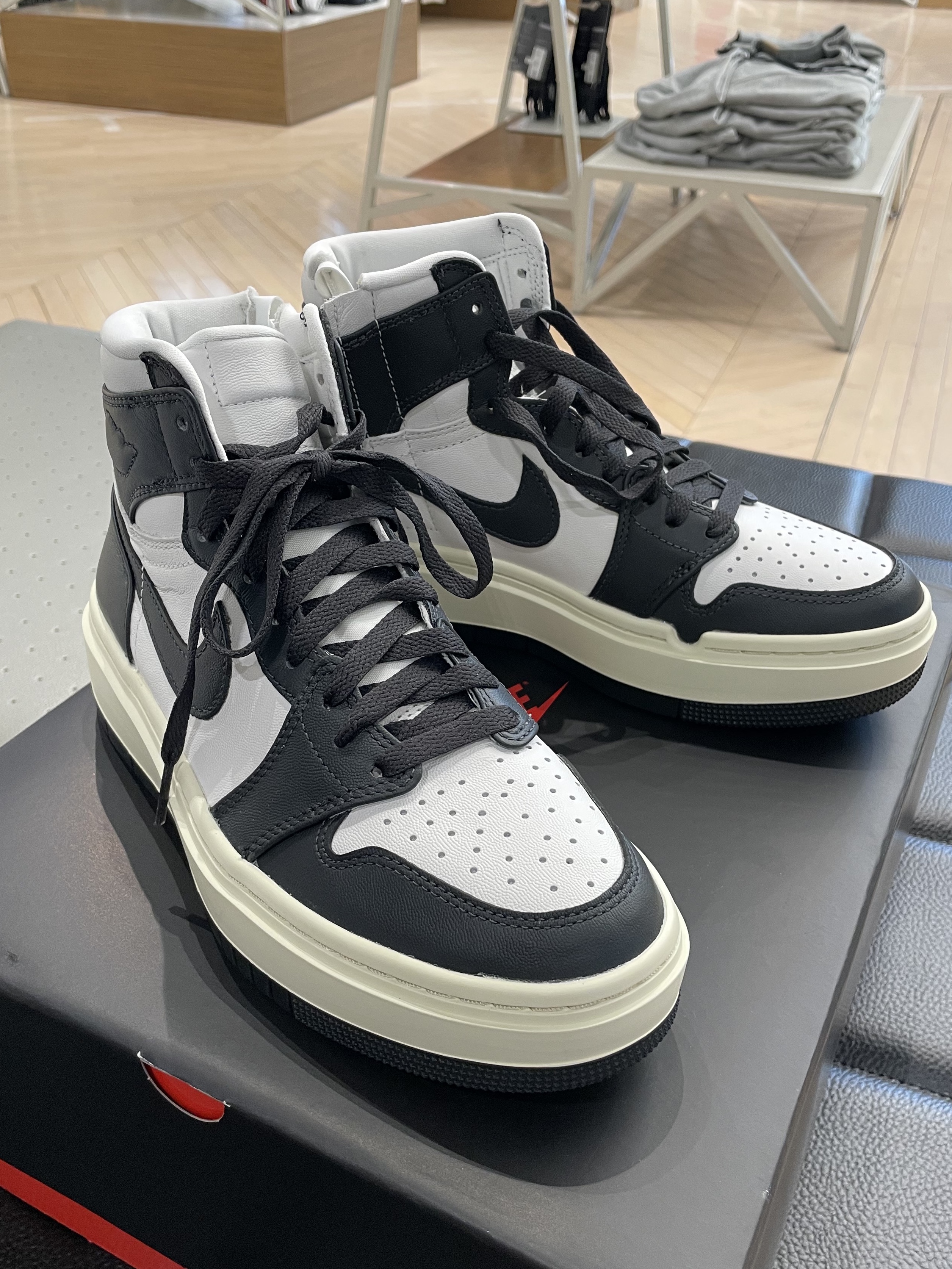 (W) Jordan 1 Elevate High Dark Ash 착용 스타일 - 2