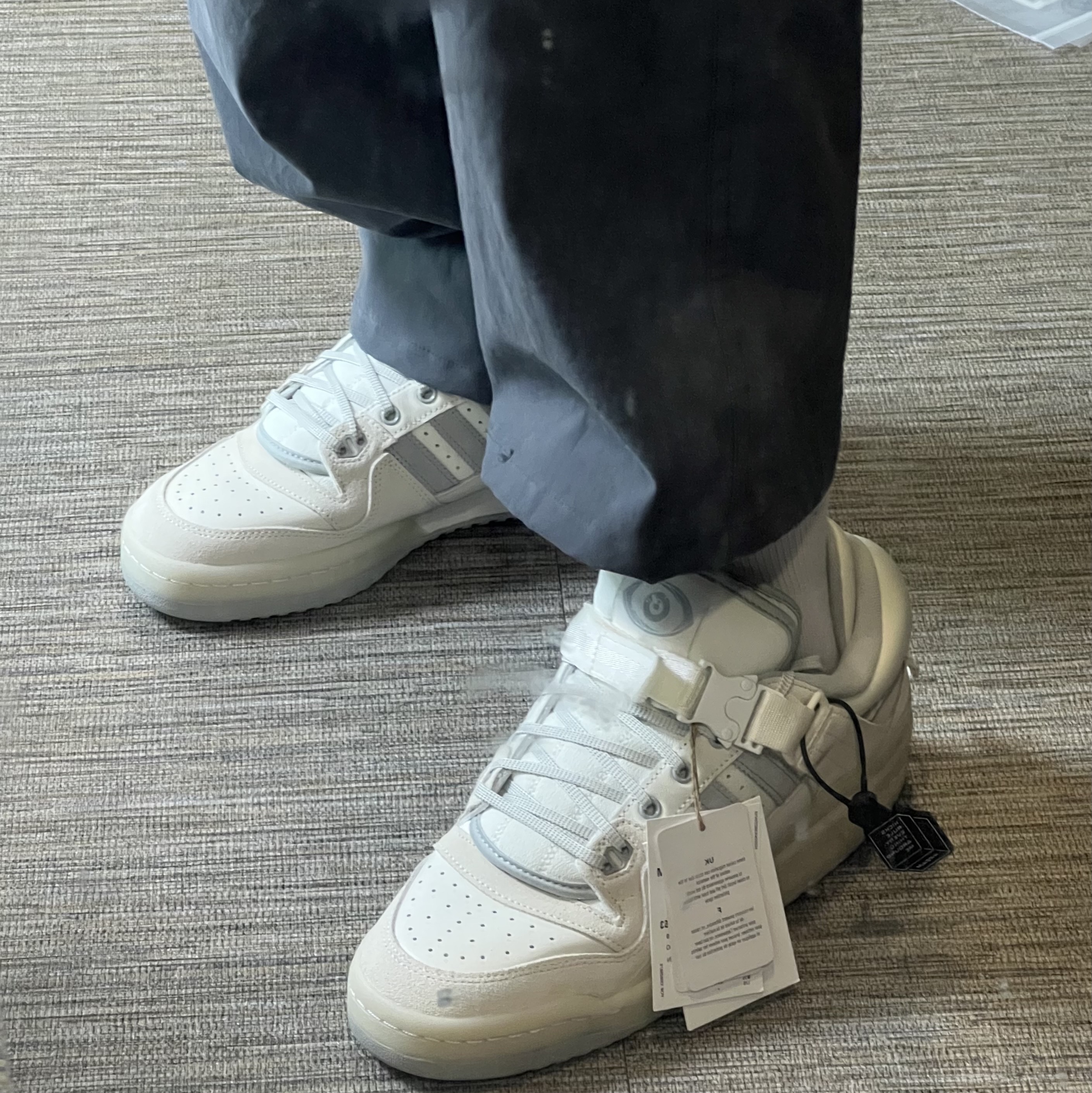 Adidas x Bad Bunny Forum Low Cloud White Clear Onix 착용 스타일