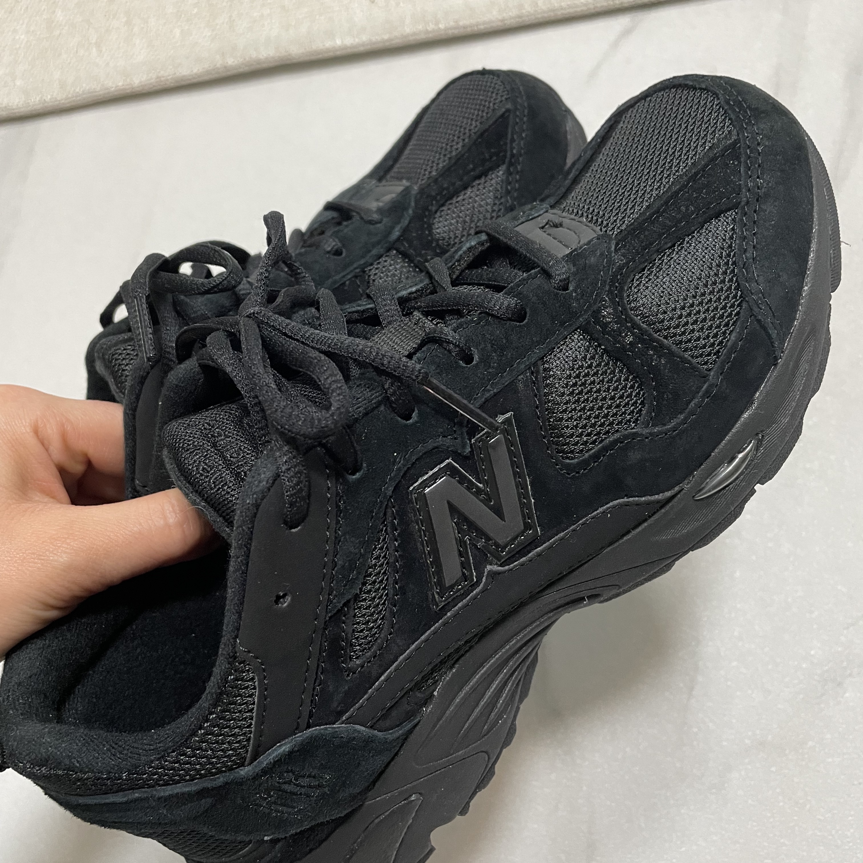 New Balance 878 Triple Black 착용 스타일 - 2