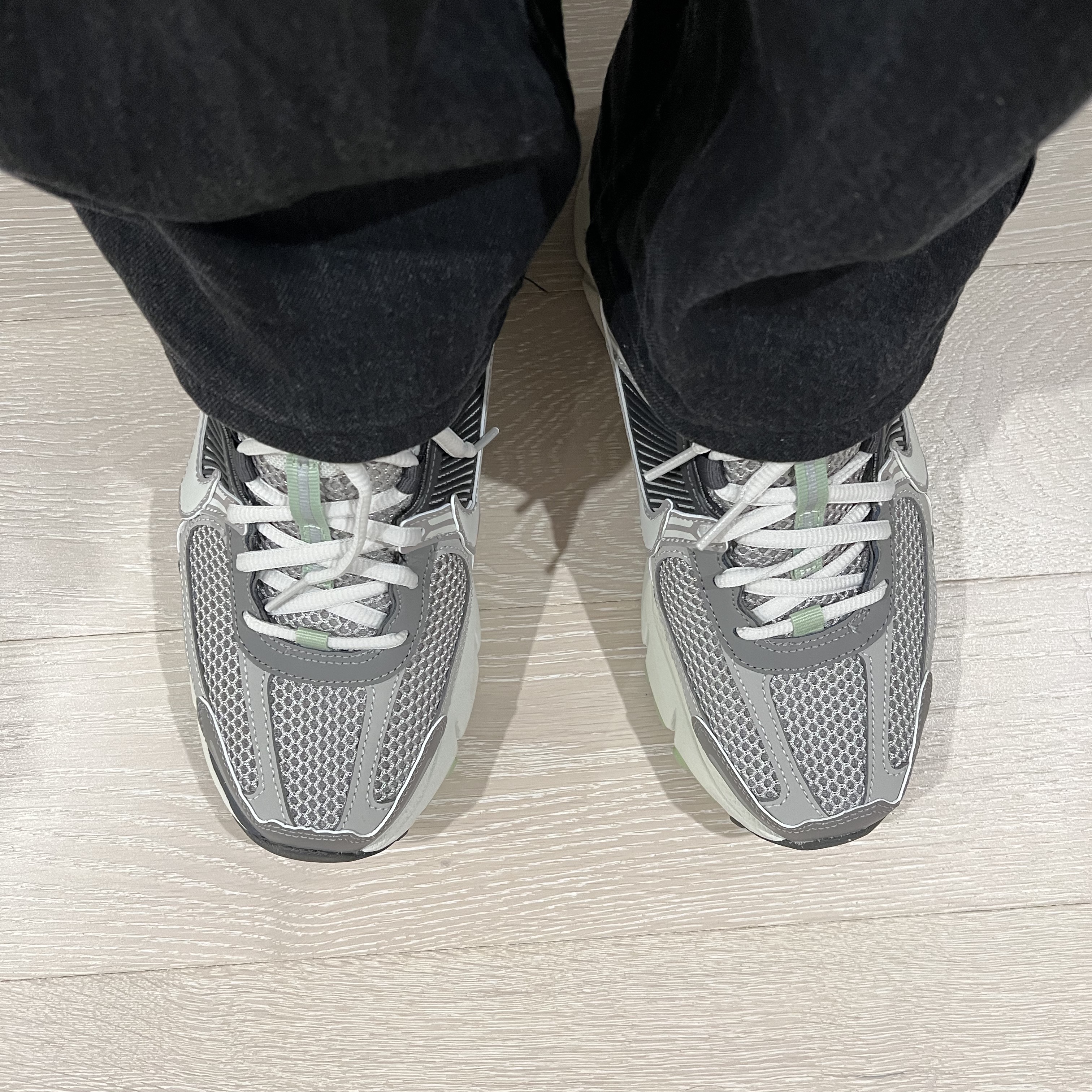 (W) Nike Zoom Vomero 5 Cobblestone and Flat Pewter 착용 스타일 - 3