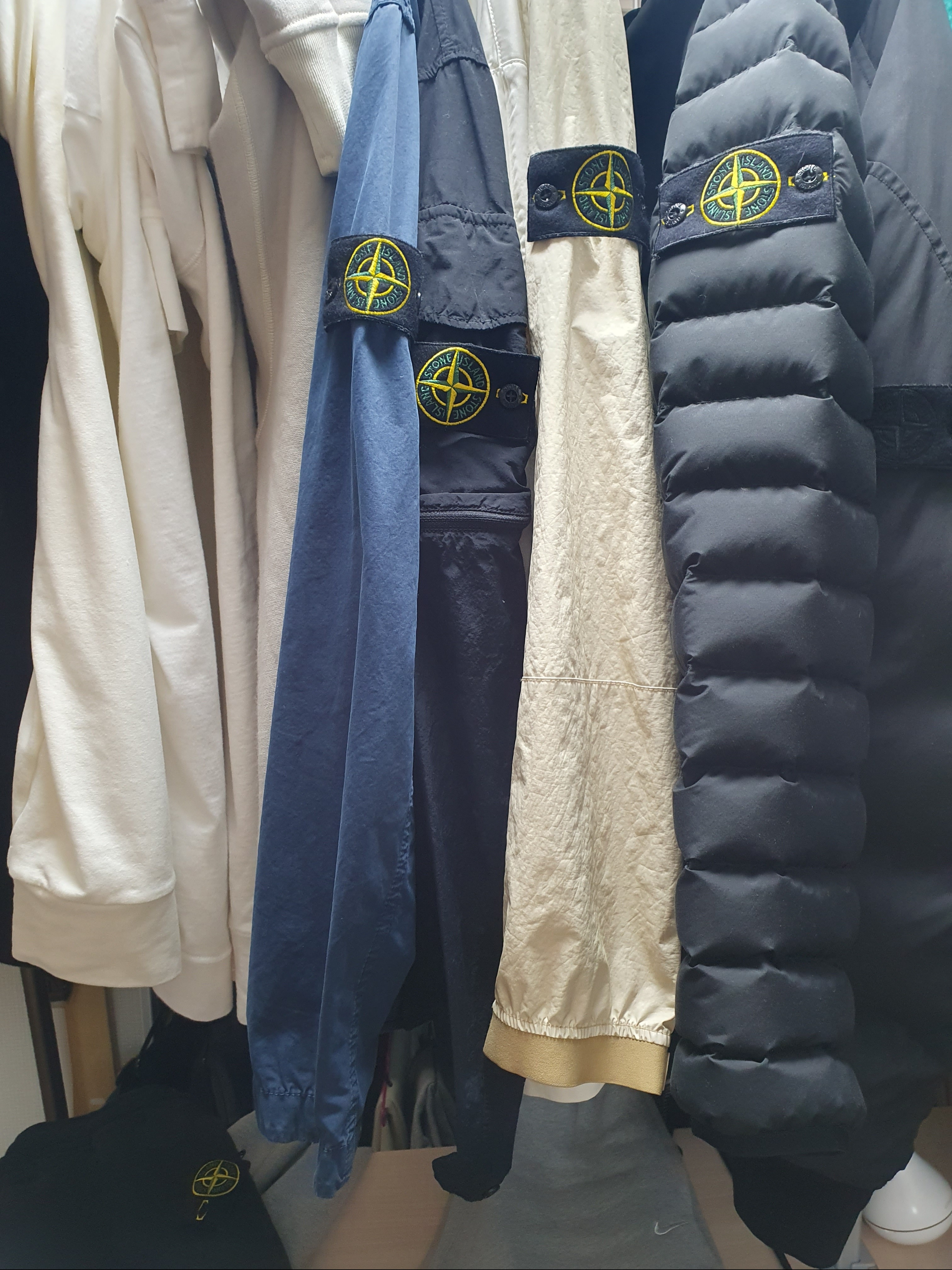 Stone Island 40523 Membrana 3L TC Jacket Ivory - 21SS, Stone Island 112F2 Ghost Piece Stretch Cotton Lyocell Satin Overshirt Off White - 22SS 착용 스타일