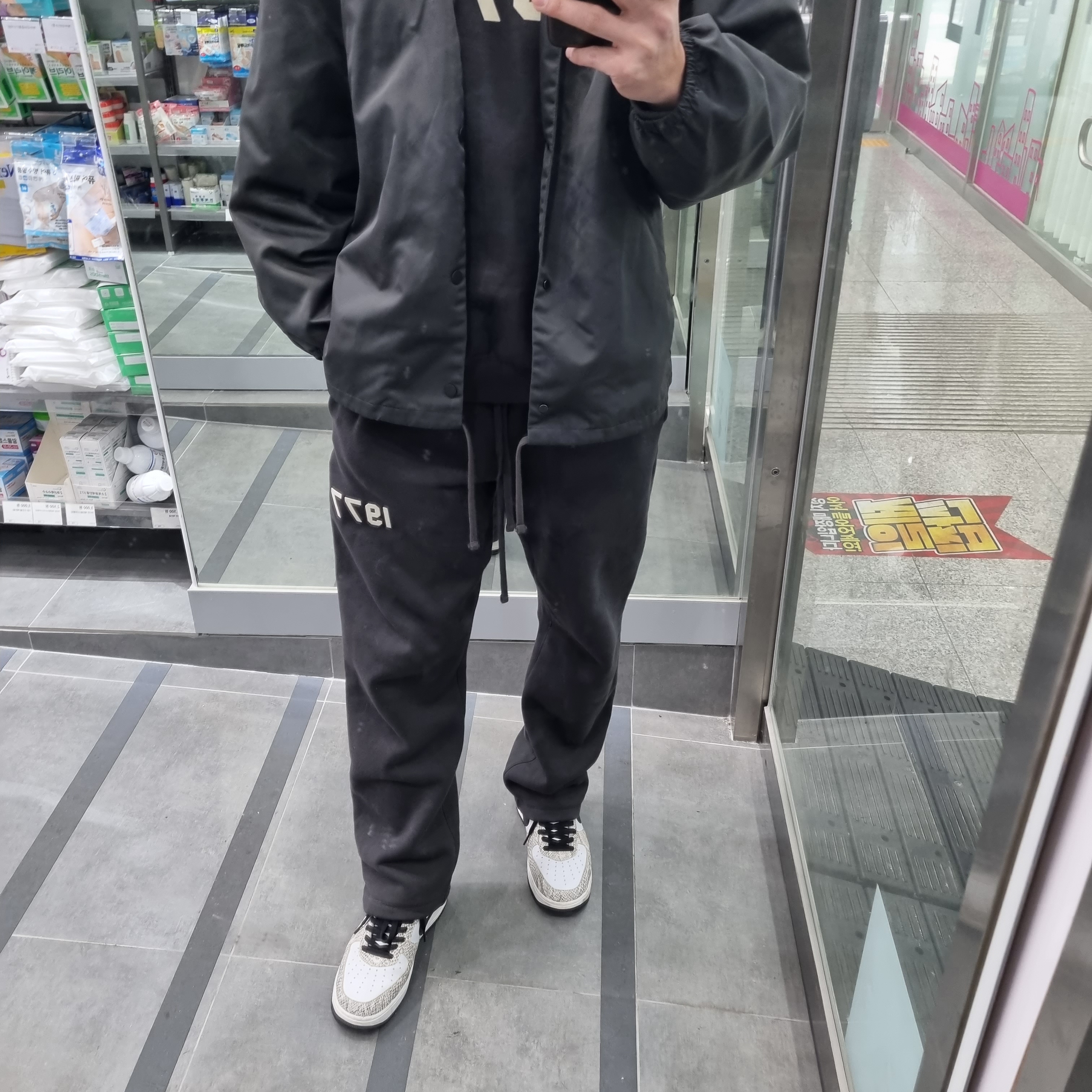 Essentials 1977 Relaxed Sweatpants Iron - 22SS, Essentials 1977 Crewneck Sweatshirt Iron - 22SS 착용 스타일