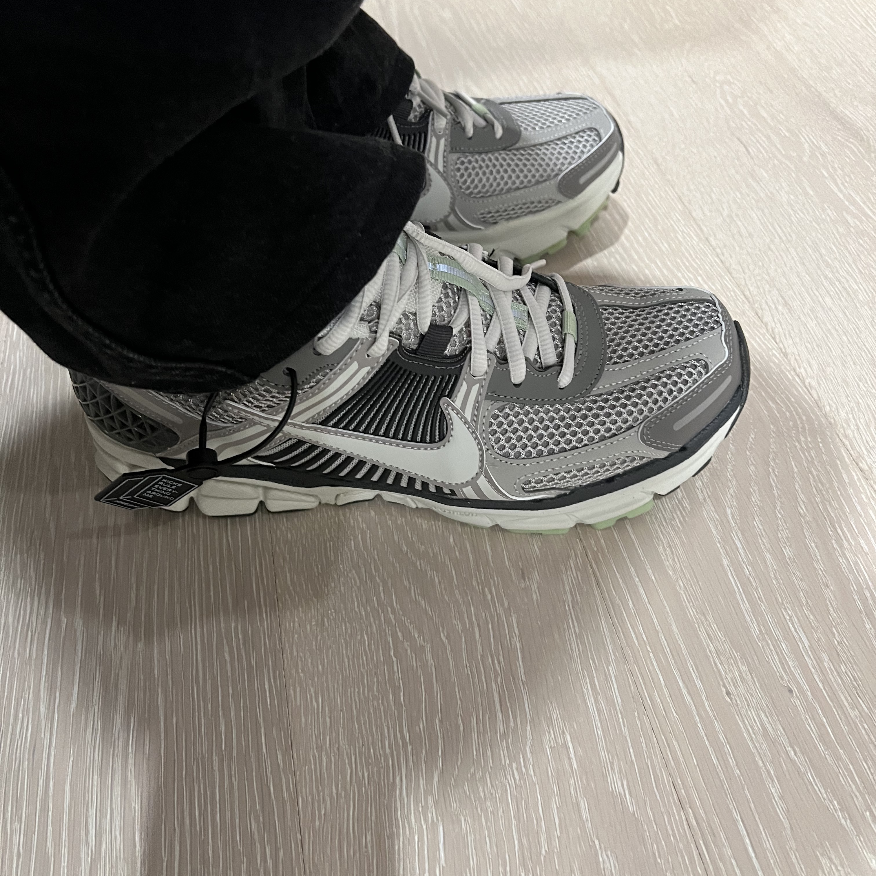 (W) Nike Zoom Vomero 5 Cobblestone and Flat Pewter 착용 스타일 - 2