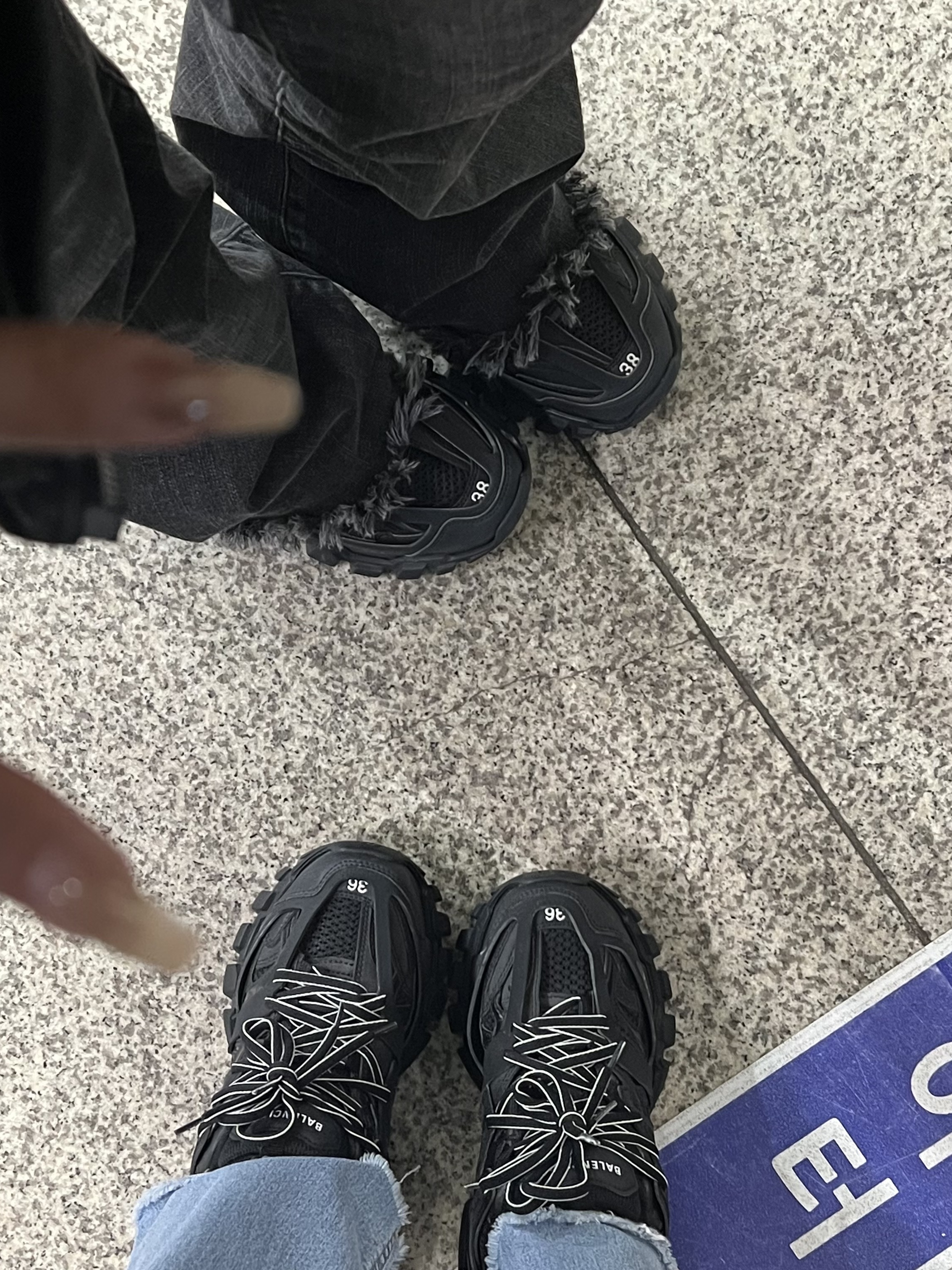 (W) Balenciaga Track Sneakers Triple Black 착용 스타일 - 1