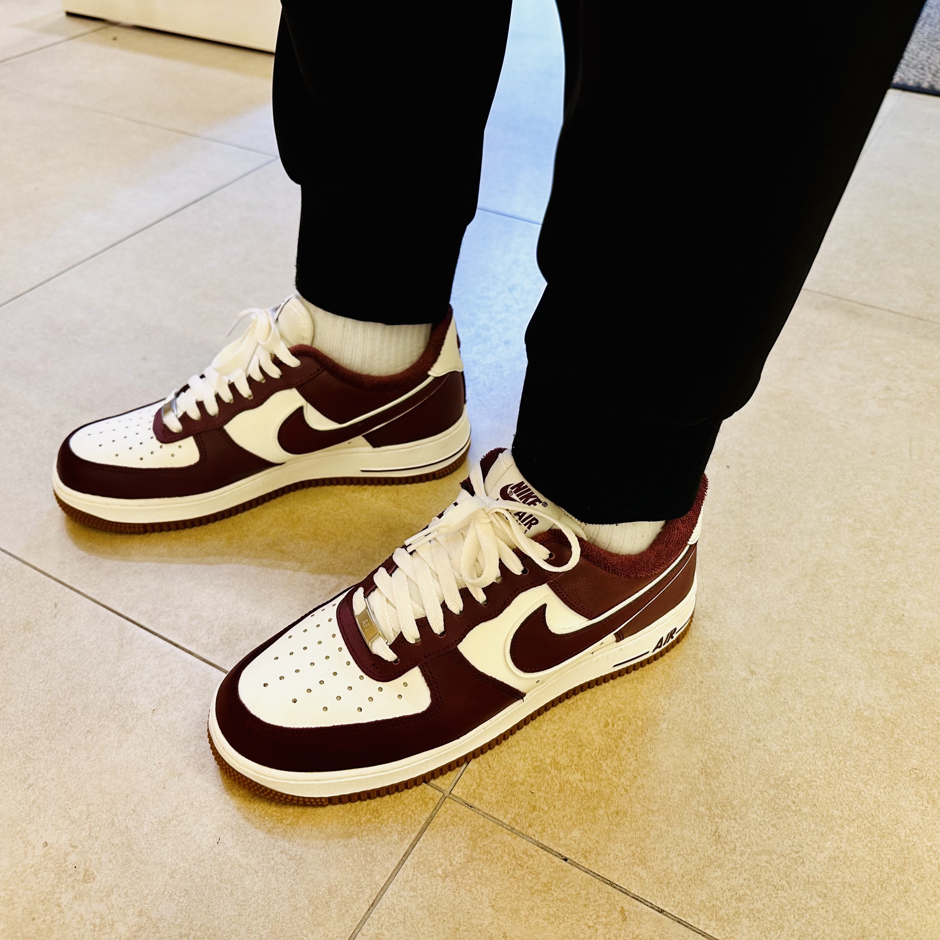 Nike Air Force 1 '07 LV8 Night Maroon 착용 스타일 - 2