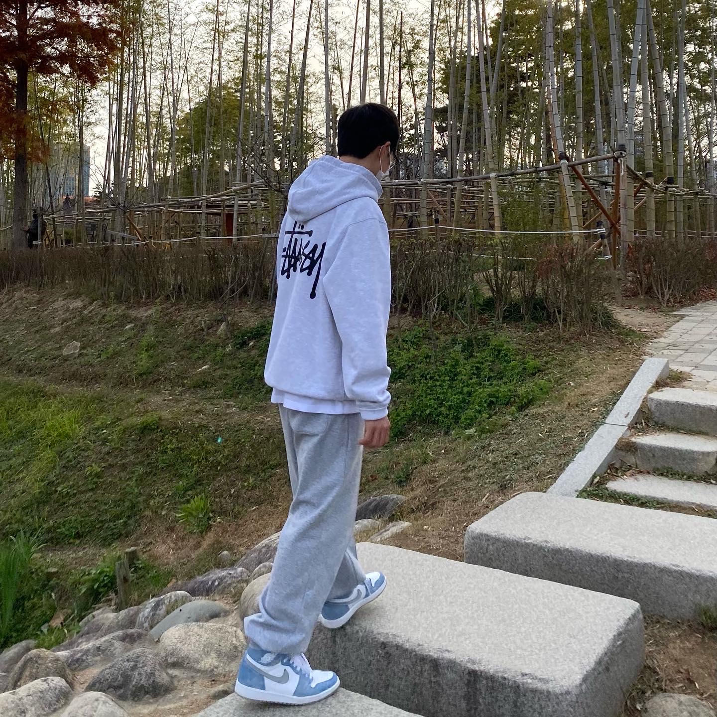 Stussy Basic Stussy Hoodie Ash Heather 2022, Jordan 1 Retro High OG Hyper Royal 착용 스타일 - 2