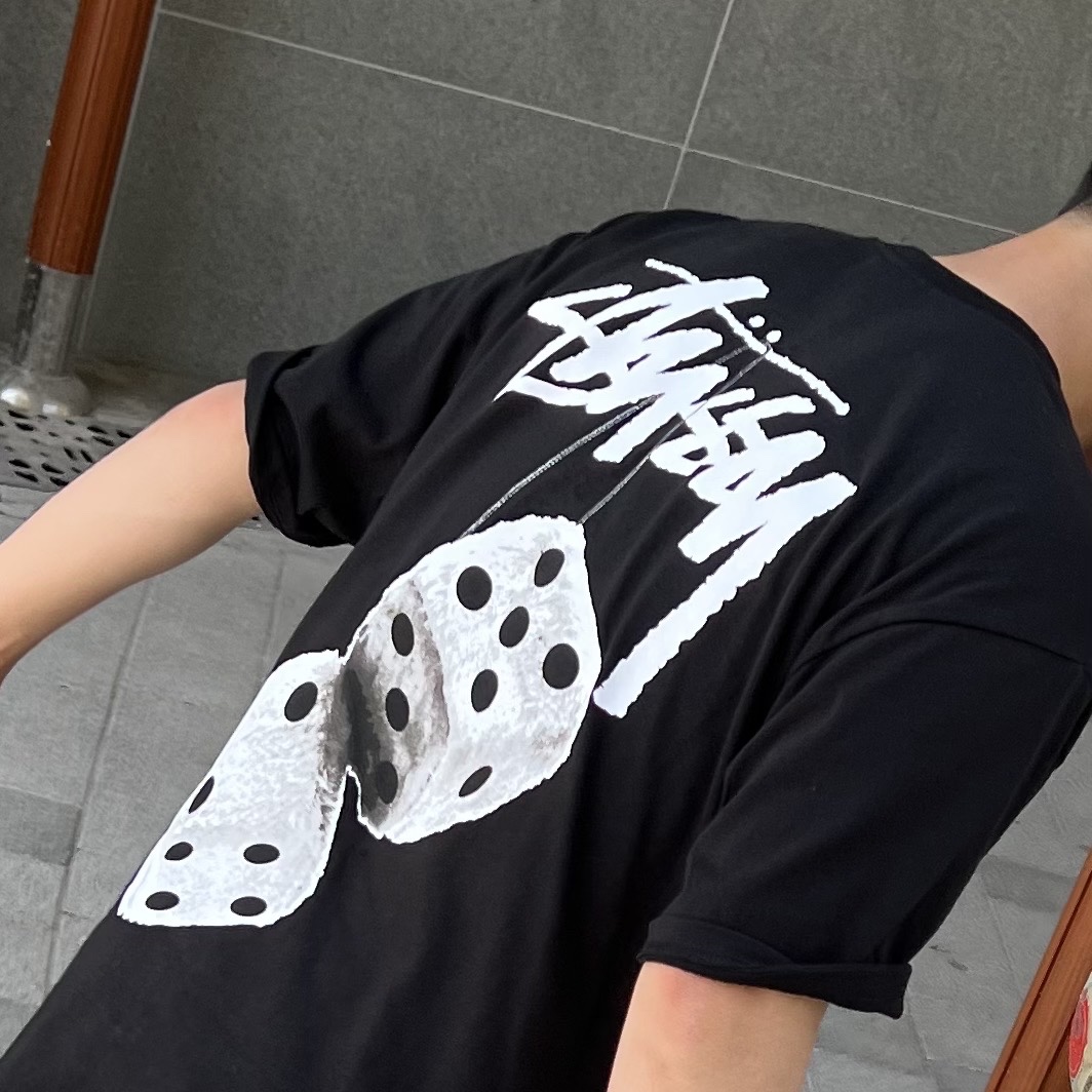 Stussy Fuzzy Dice T-Shirt Black 착용 스타일