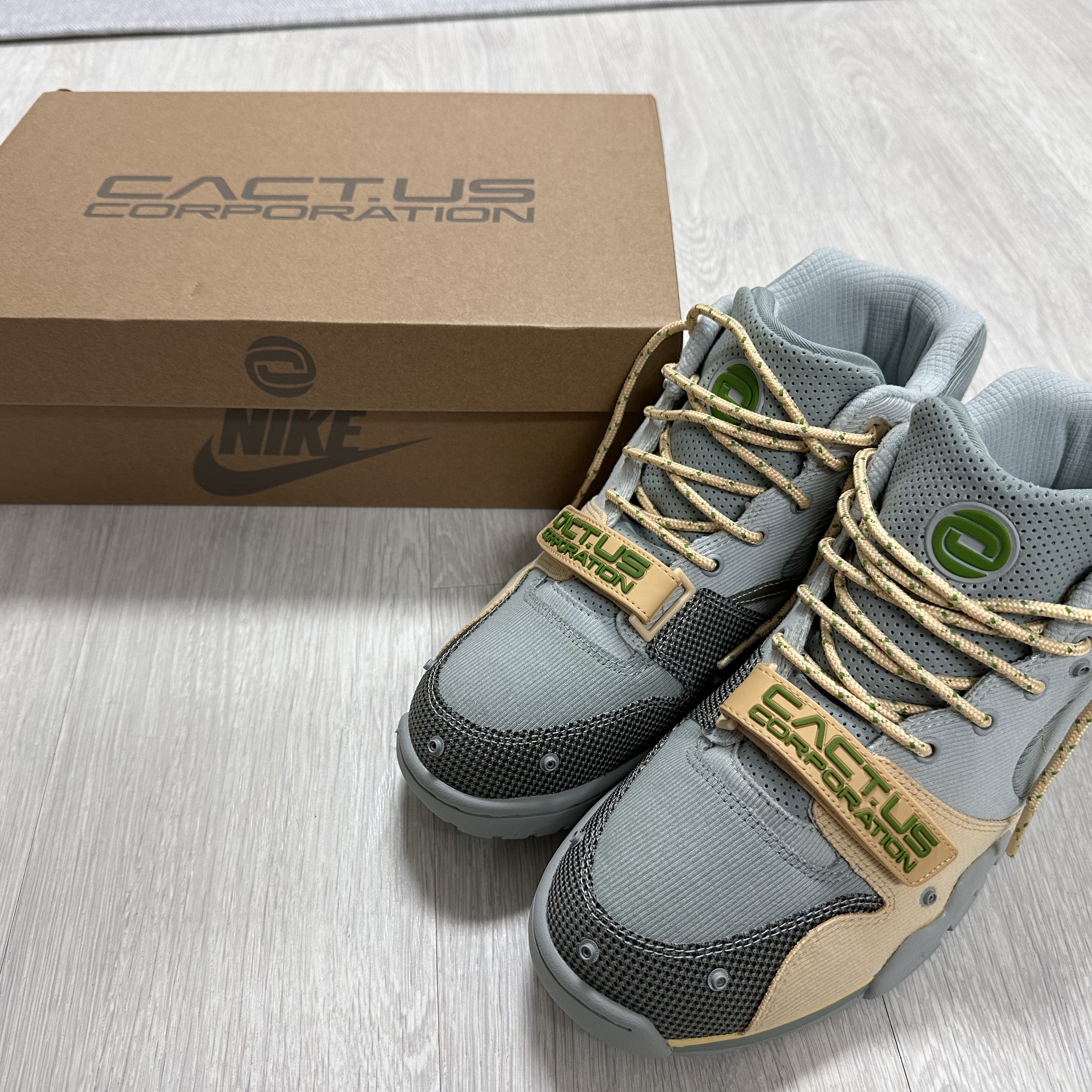 Nike x Travis Scott Nike Air Trainer 1 Grey Haze and Dusty Sage 착용 스타일 - 1