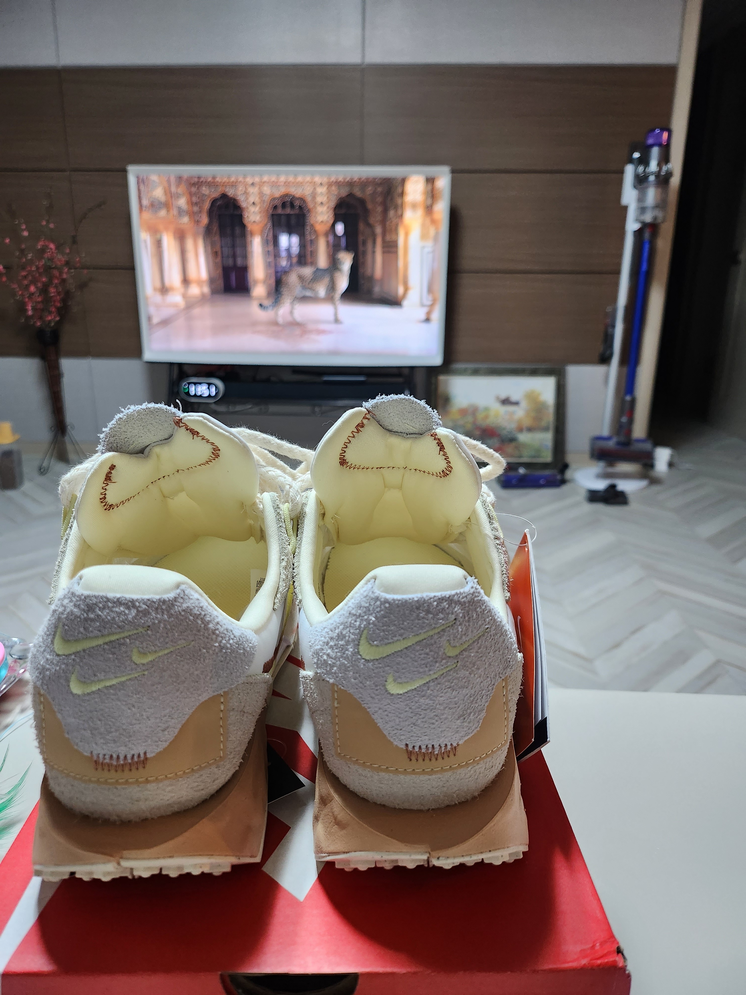 (W) Nike Fontanka Waffle Barely Volt 착용 스타일 - 4