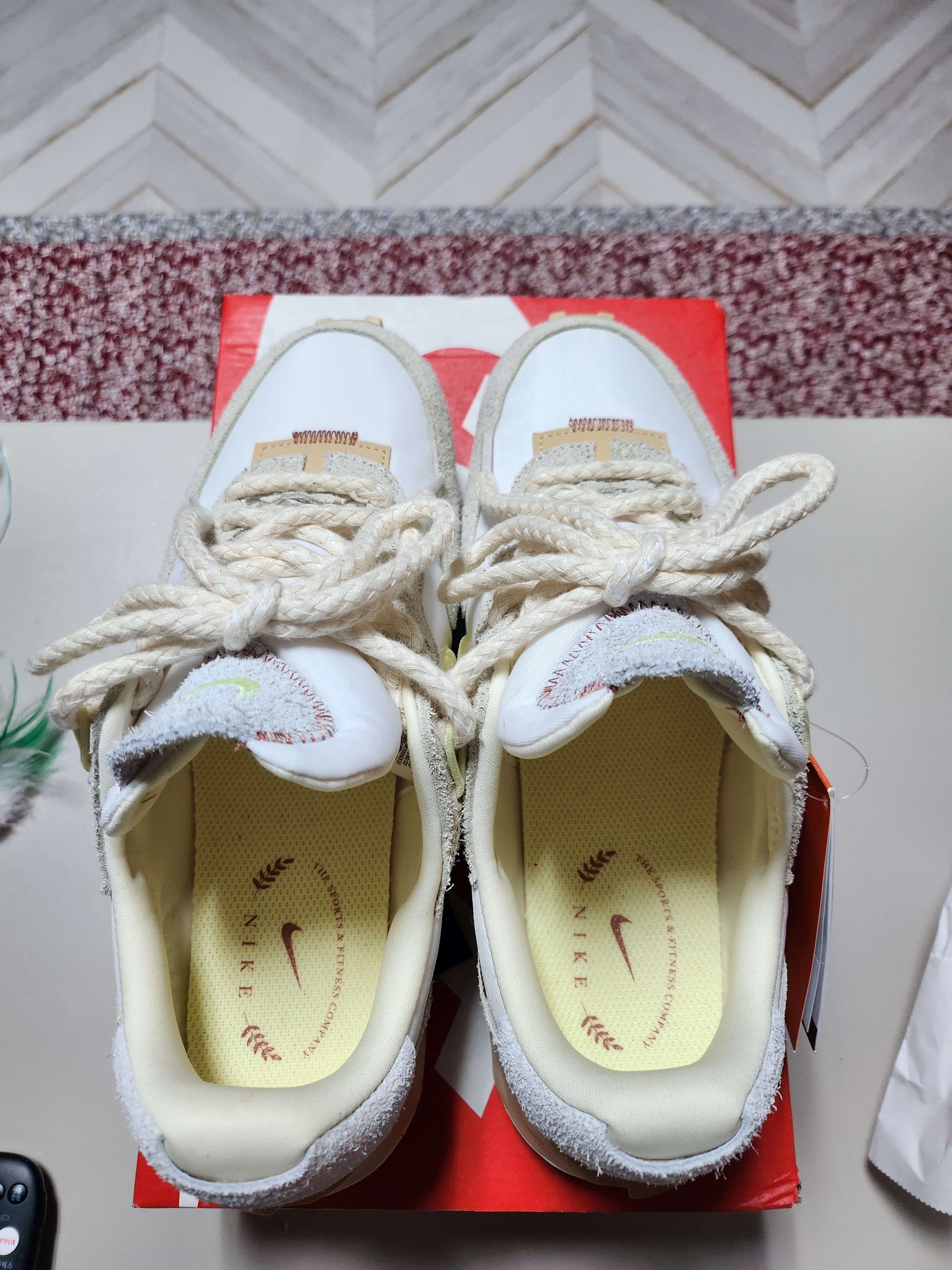 (W) Nike Fontanka Waffle Barely Volt 착용 스타일 - 5