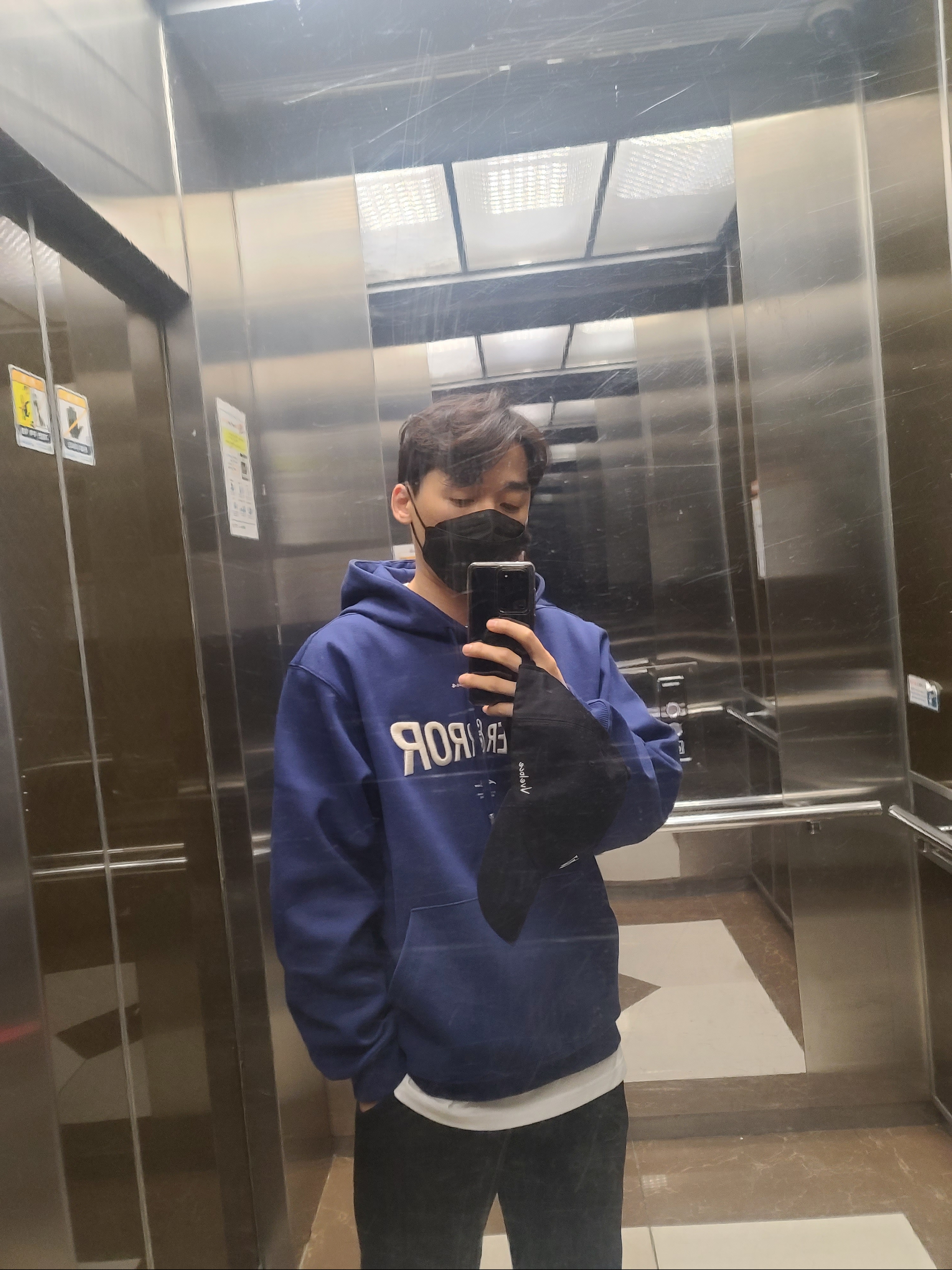 Ader Error Verif Logo Hoodie Navy 착용 스타일