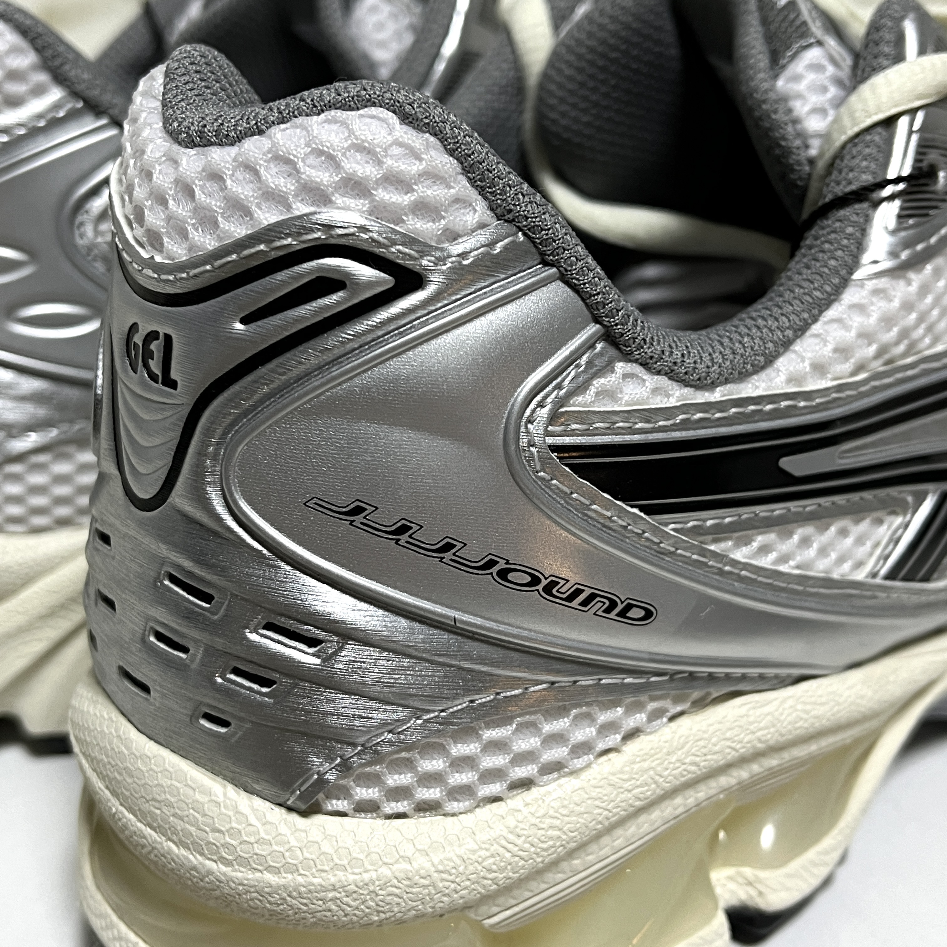 Asics x JJJJound Gel-Kayano 14 Silver Black 착용 스타일 - 5