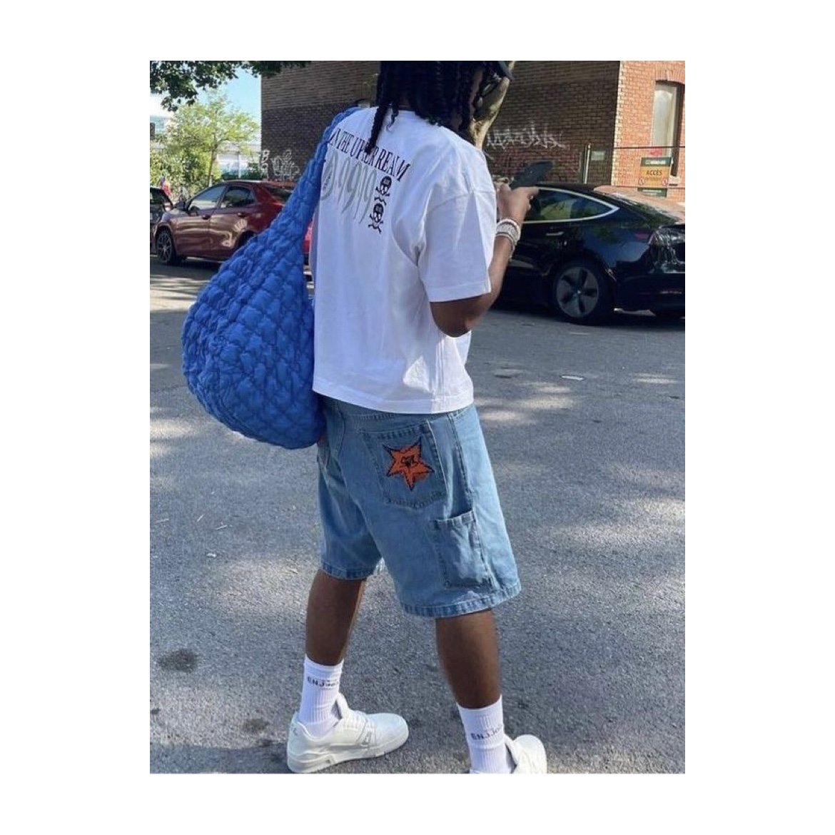 COS Quilted Oversized Shoulder Bag Black, COS Quilted Oversized Shoulder Bag Blue 착용 스타일 - 3