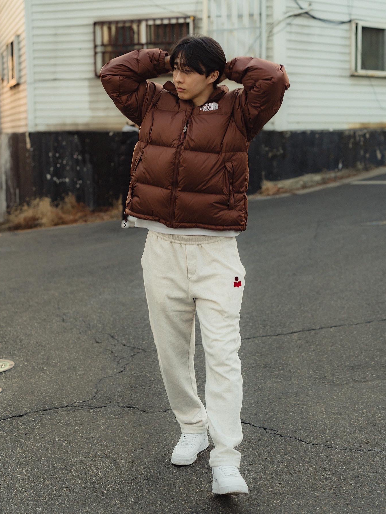 The North Face 1996 Retro Nuptse Jacket Dark Oak, Nike Air Force 1 '07 Low White 착용 스타일 - 2