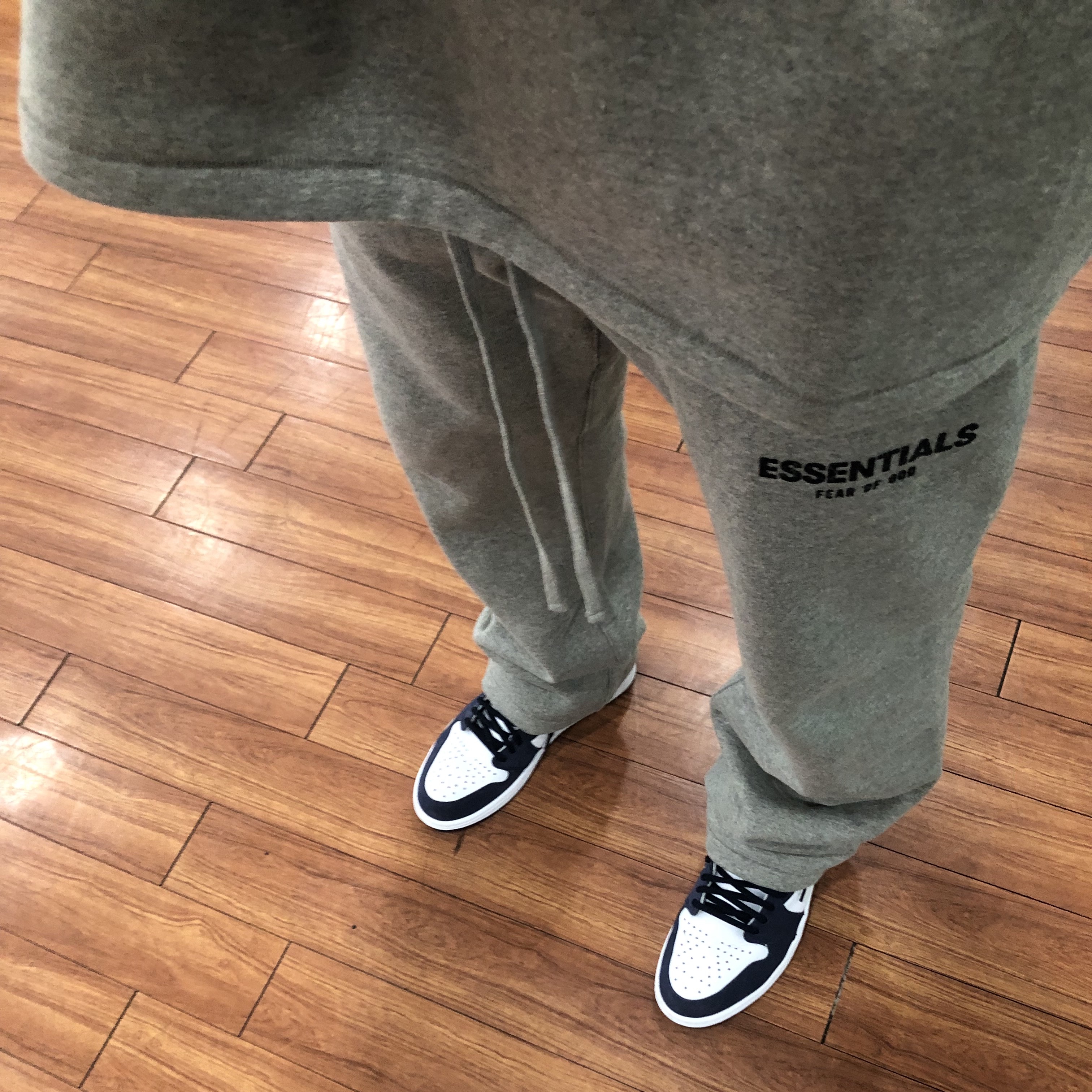 Essentials The Core Collection Relaxed Crewneck Sweatshirt Dark Oatmeal, Essentials The Core Collection Relaxed Sweatpants Dark Oatmeal 착용 스타일 - 3