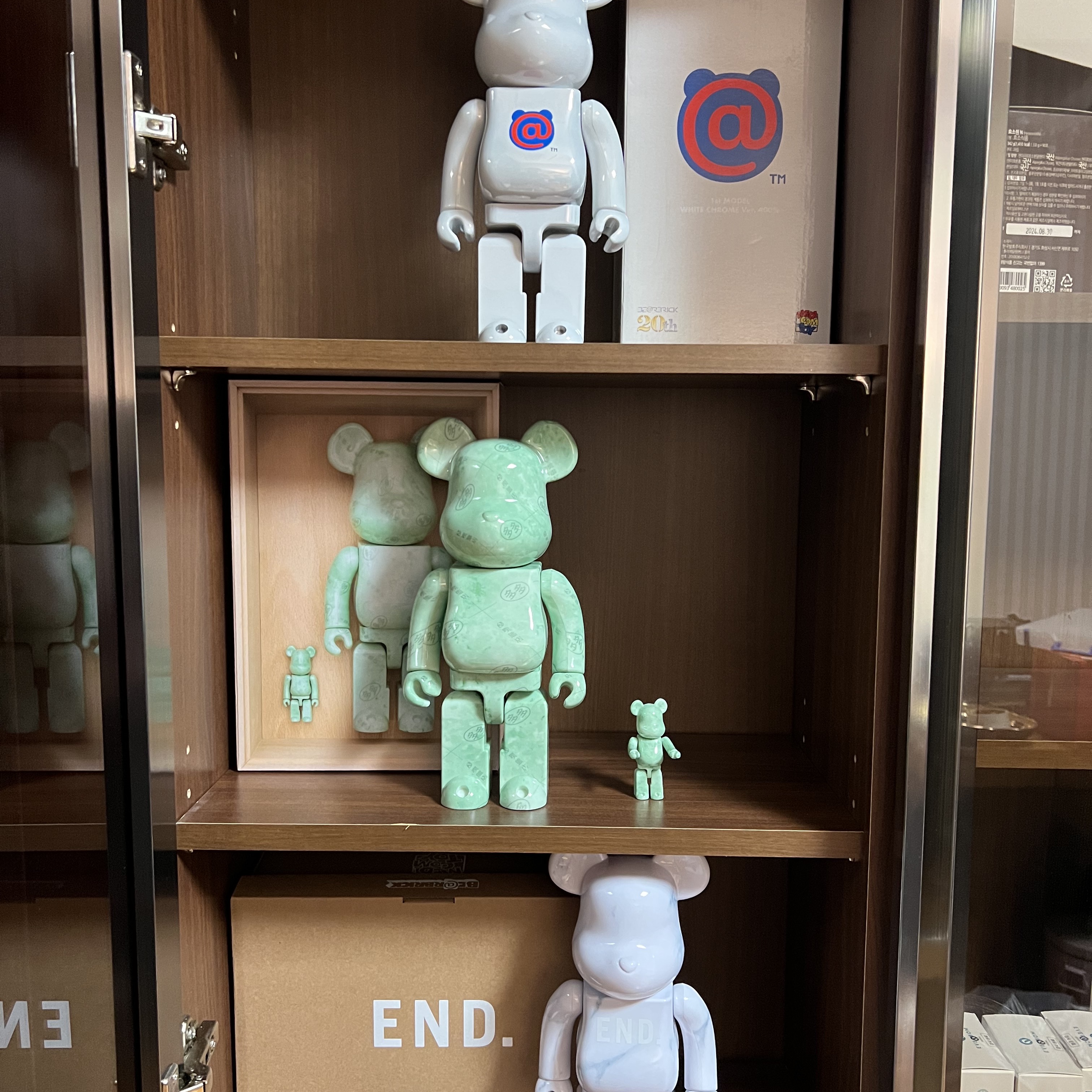 Bearbrick x END. Carrera 100% & 400% Set 착용 스타일