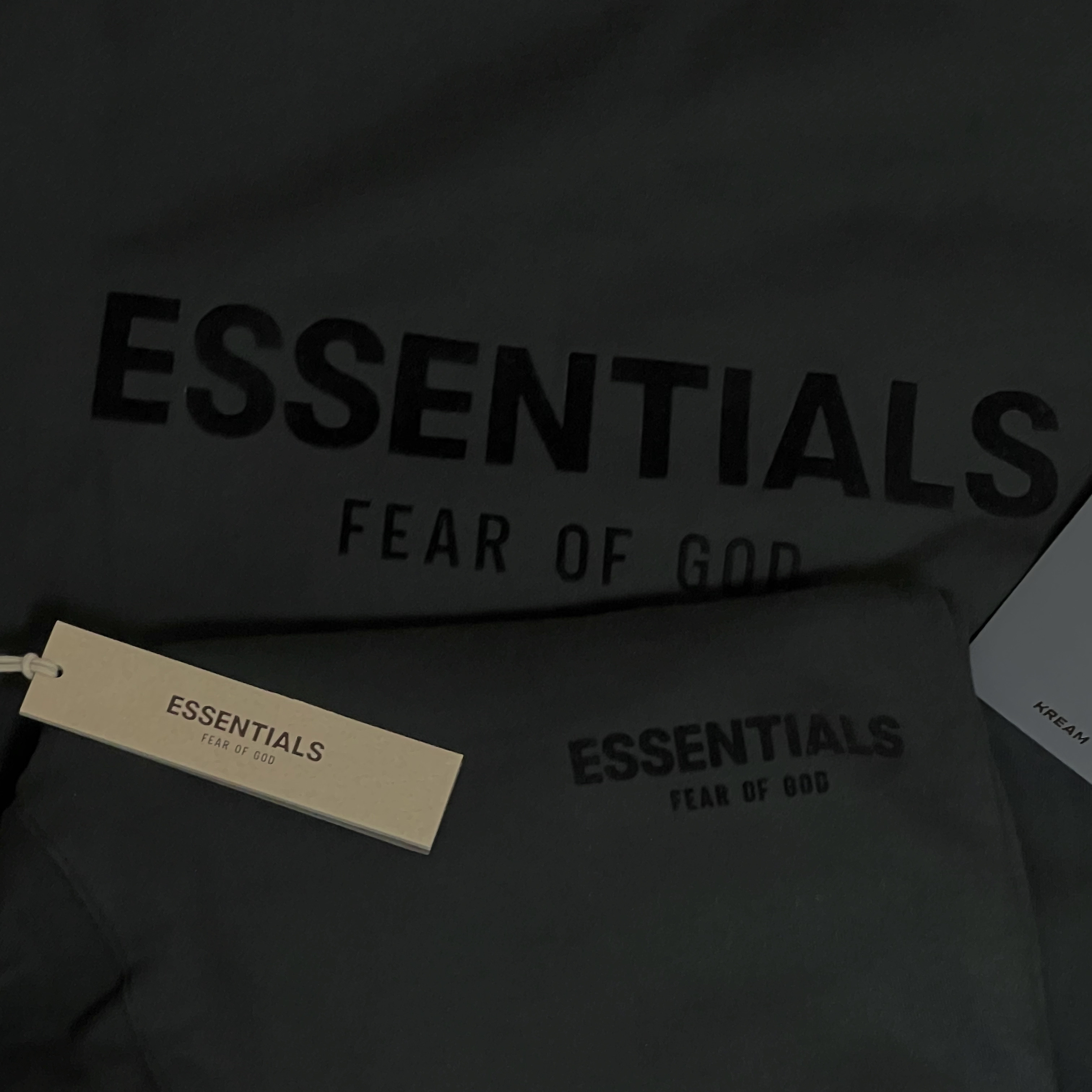 Essentials The Core Collection Crewneck Sweatshirt Stretch Limo, Essentials The Core Collection Relaxed Sweatpants Stretch Limo 착용 스타일