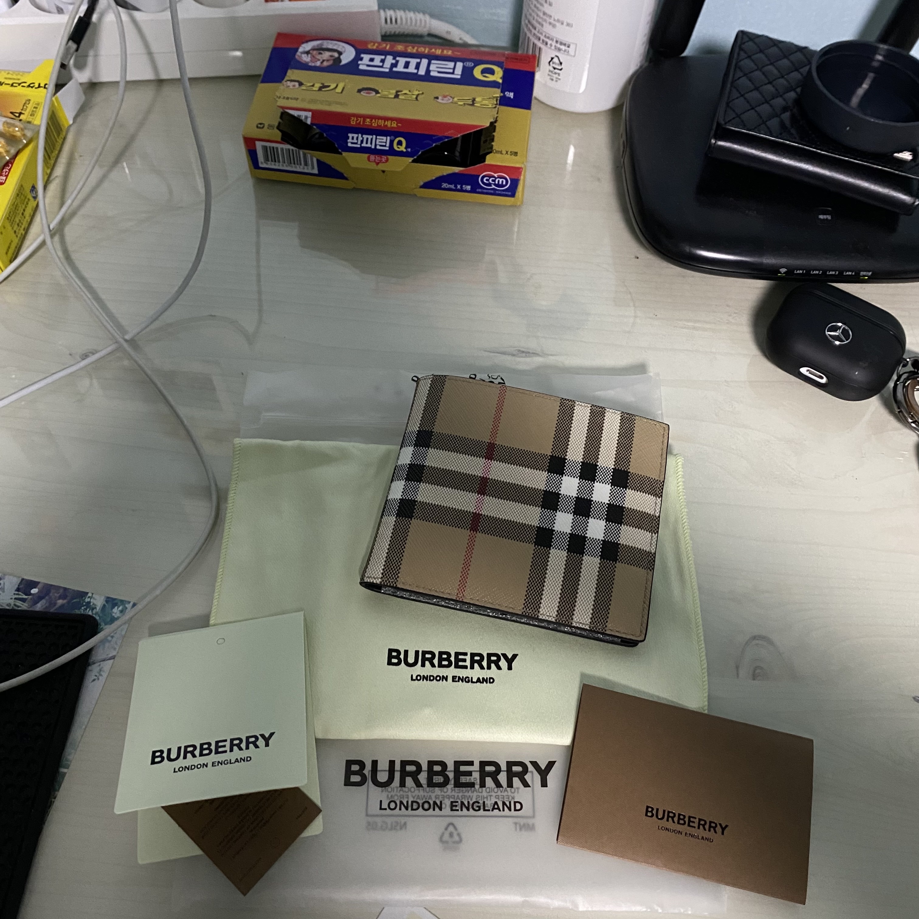 Burberry Vintage Check Bifold Wallet Archive Beige 착용 스타일